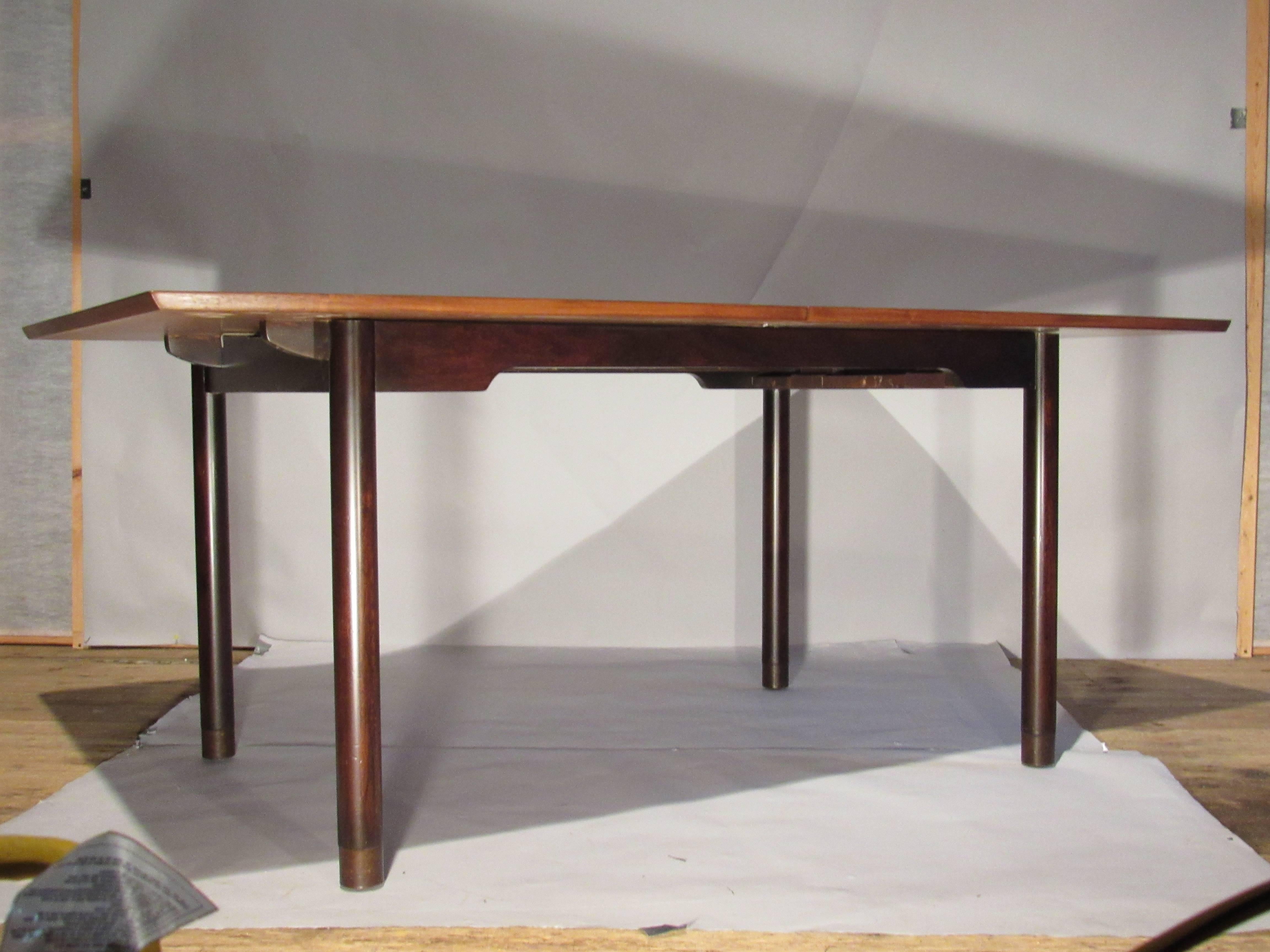 Edward Wormley Extension Walnut Dining Table for Dunbar, circa 1953 In Good Condition For Sale In Camden, ME