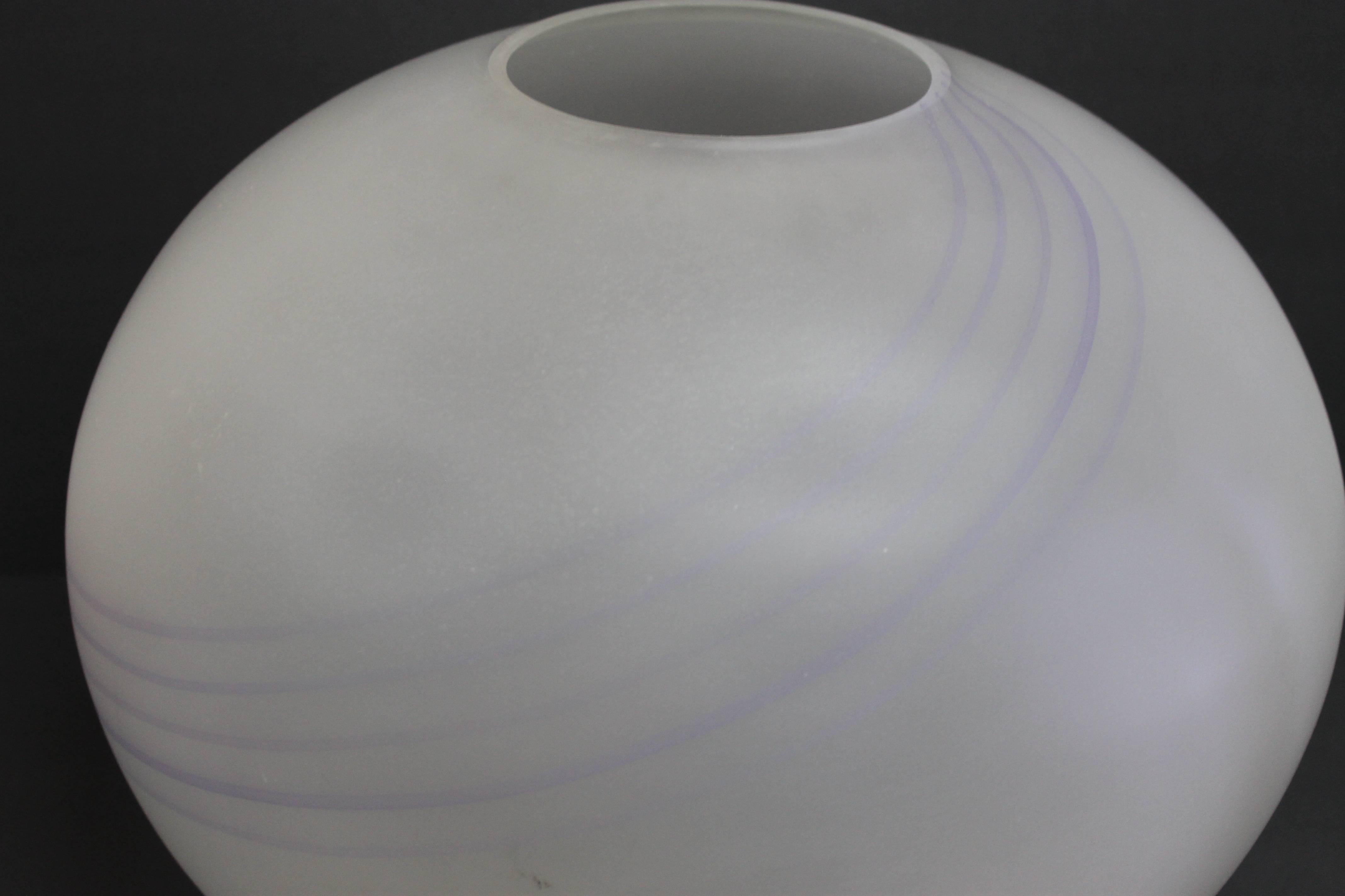 Italienische mattierte Vase mit fünf violetten Bändern, die am Boden der Vase beginnen und nach oben kreisen. Auf der Unterseite befindet sich ein Aufkleber mit der Aufschrift 