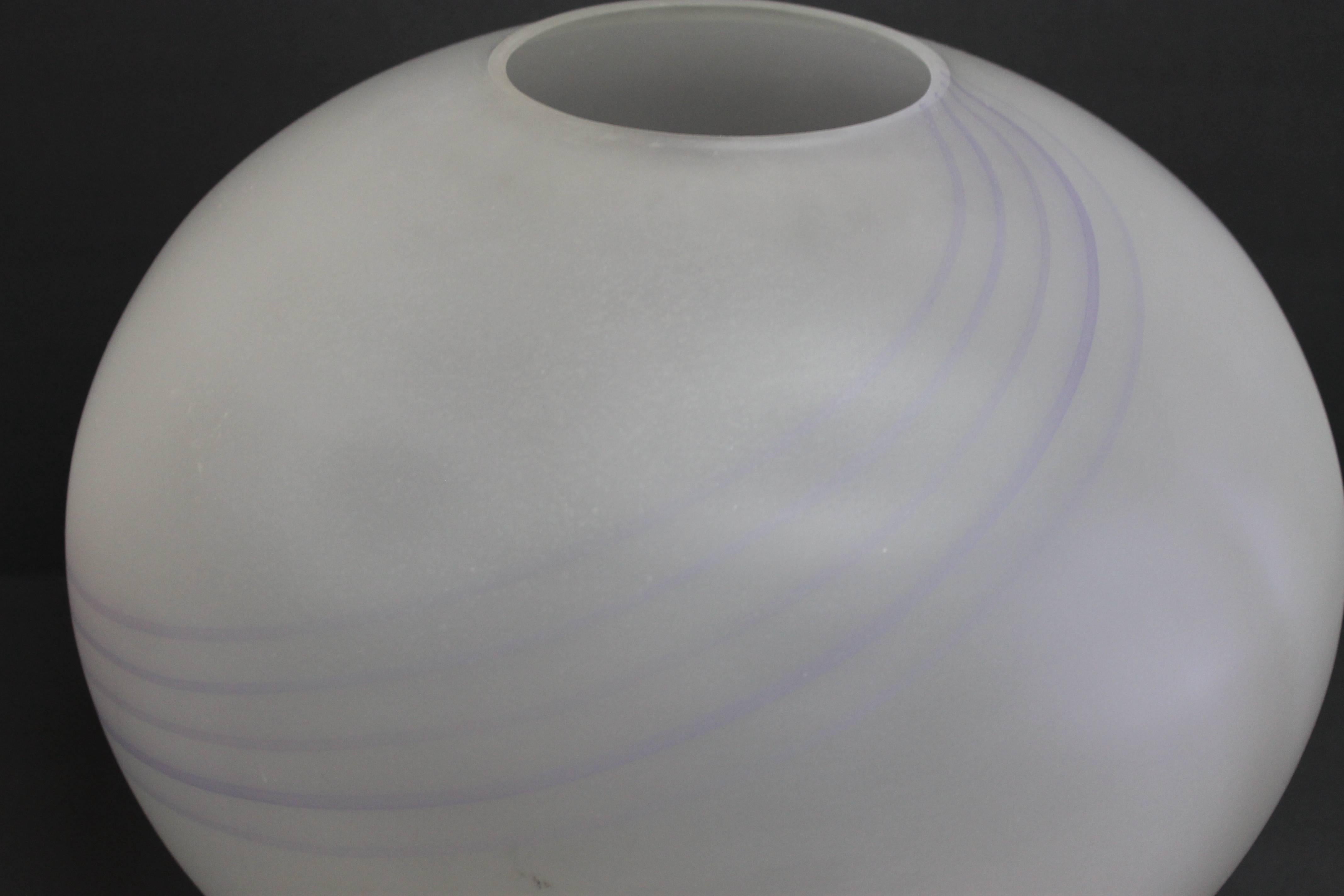 Vaso italiano smerigliato con cinque bande di colore viola che partono dalla base del vaso e arrivano fino in cima. Ha una decalcomania sul fondo che indica 
