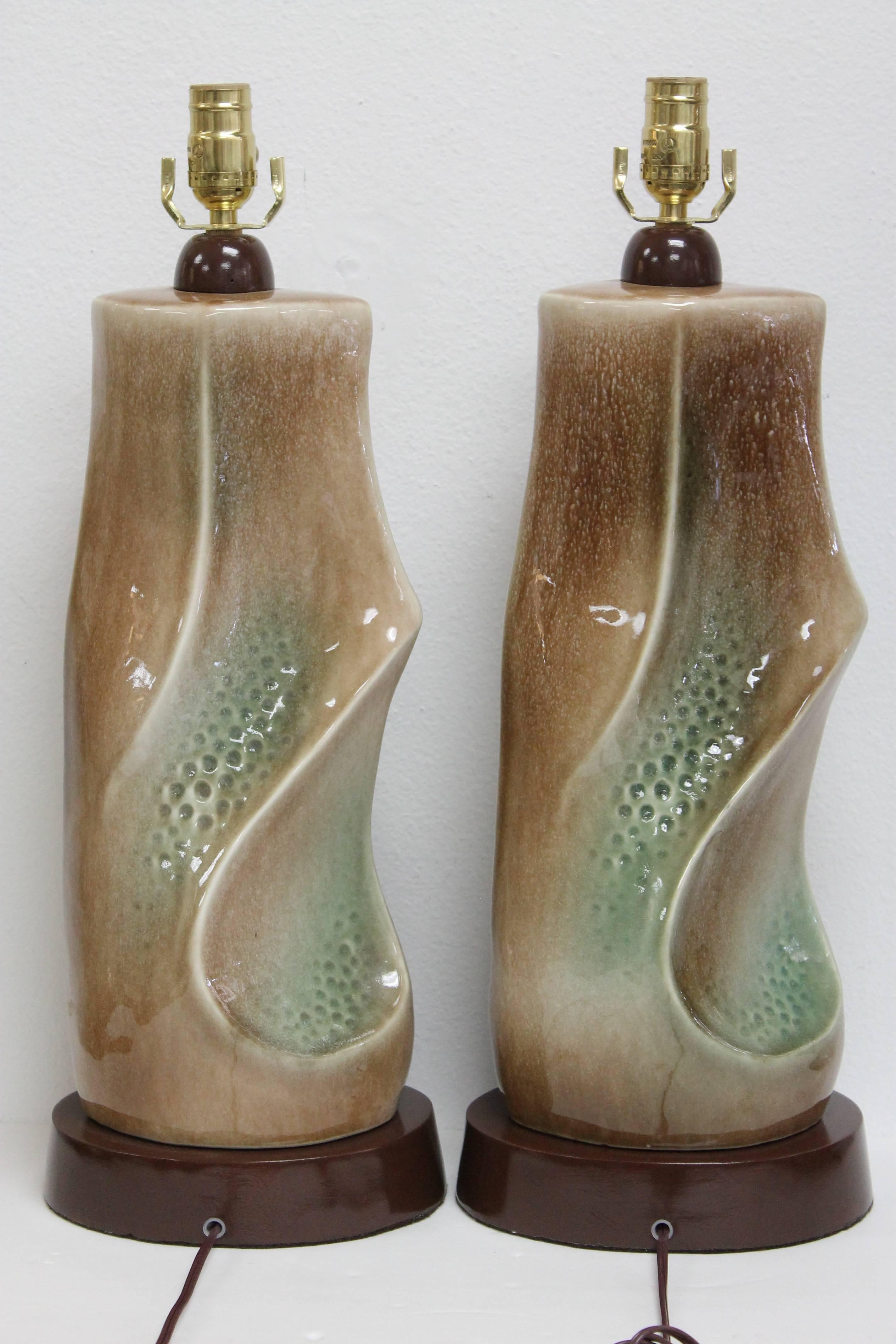 Milieu du XXe siècle Paire de lampes en céramique marron et verte en vente