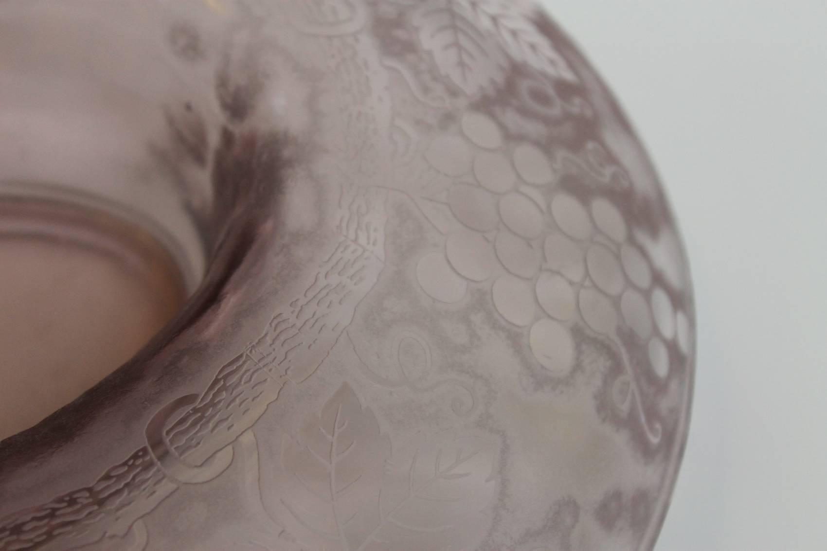 Etched Grape Serving Bowl In Good Condition For Sale In Palm Springs, CA