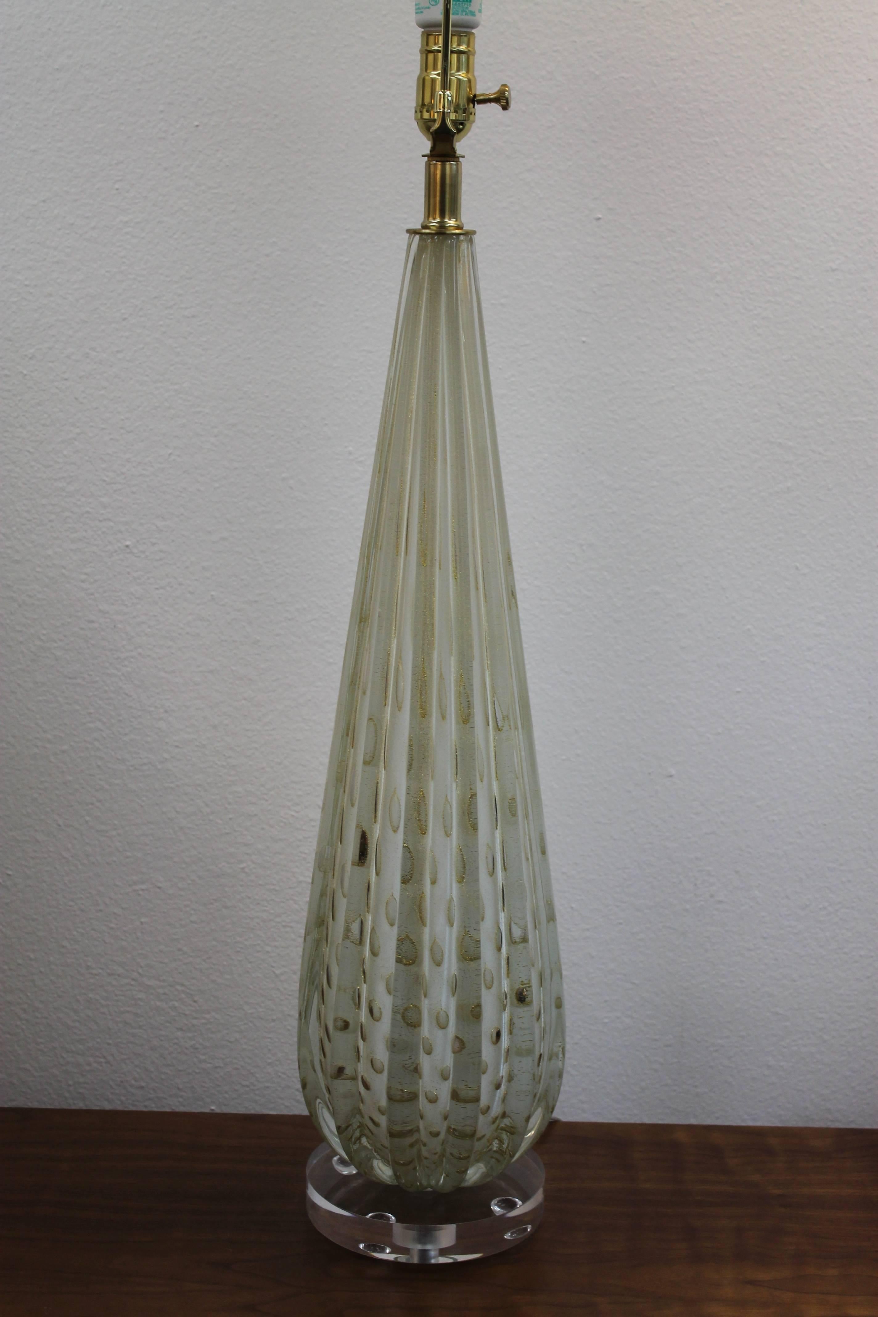 Mid-Century Modern Lampe de Murano sur socle en lucite en vente
