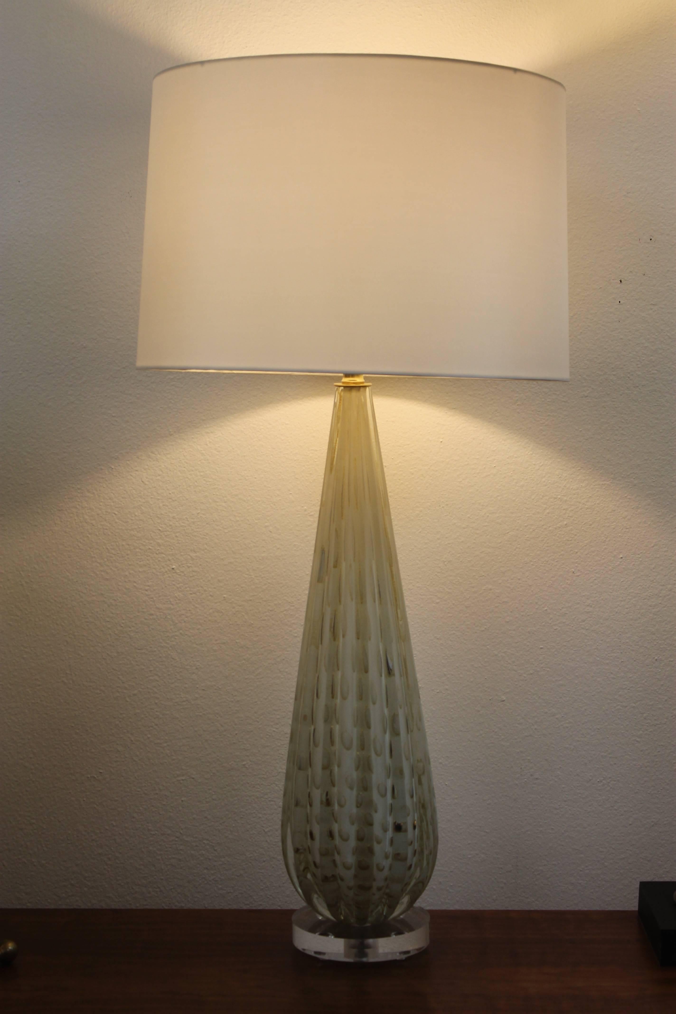 Lampe Murano sur base en lucite.  La lampe mesure 26,5