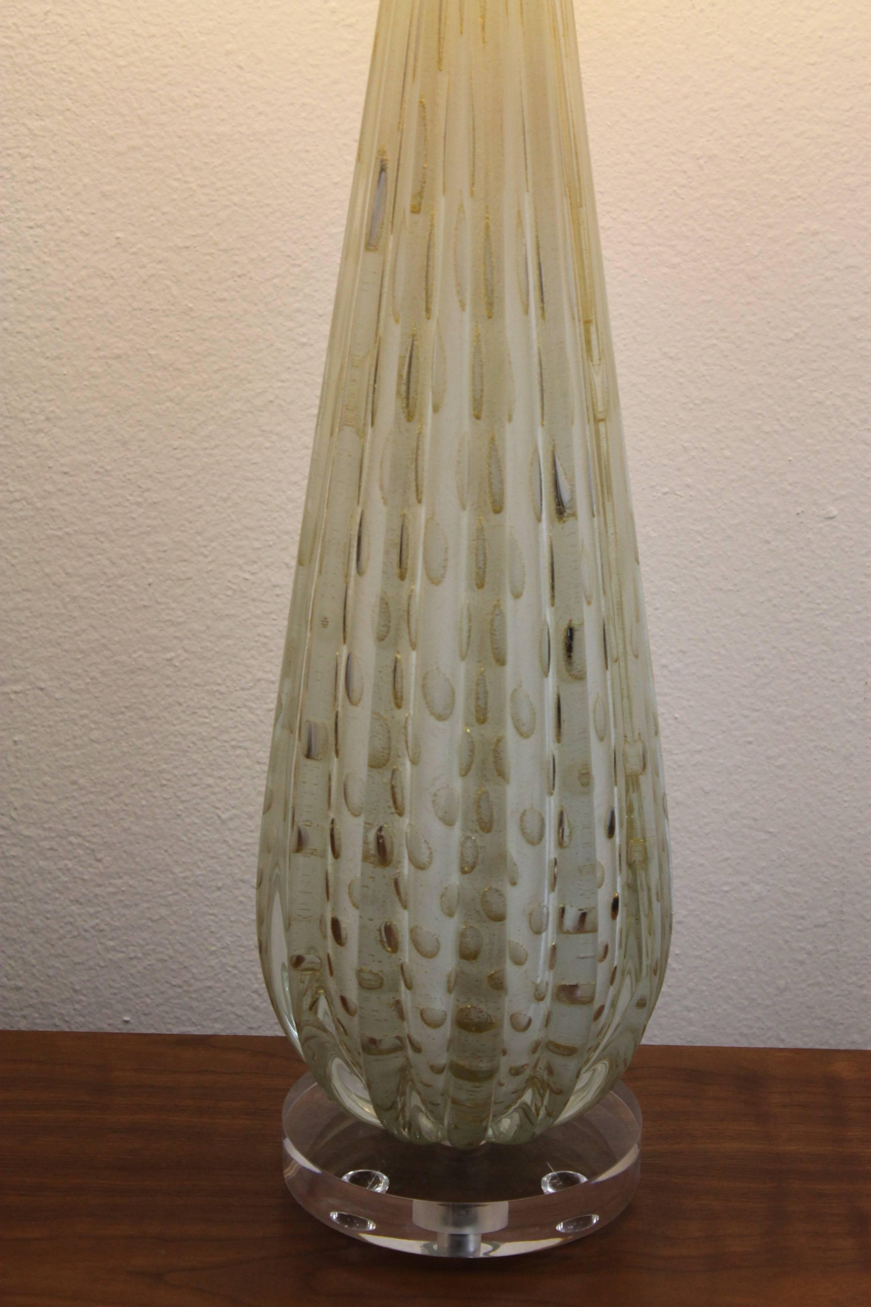 Fin du 20e siècle Lampe de Murano sur socle en lucite en vente