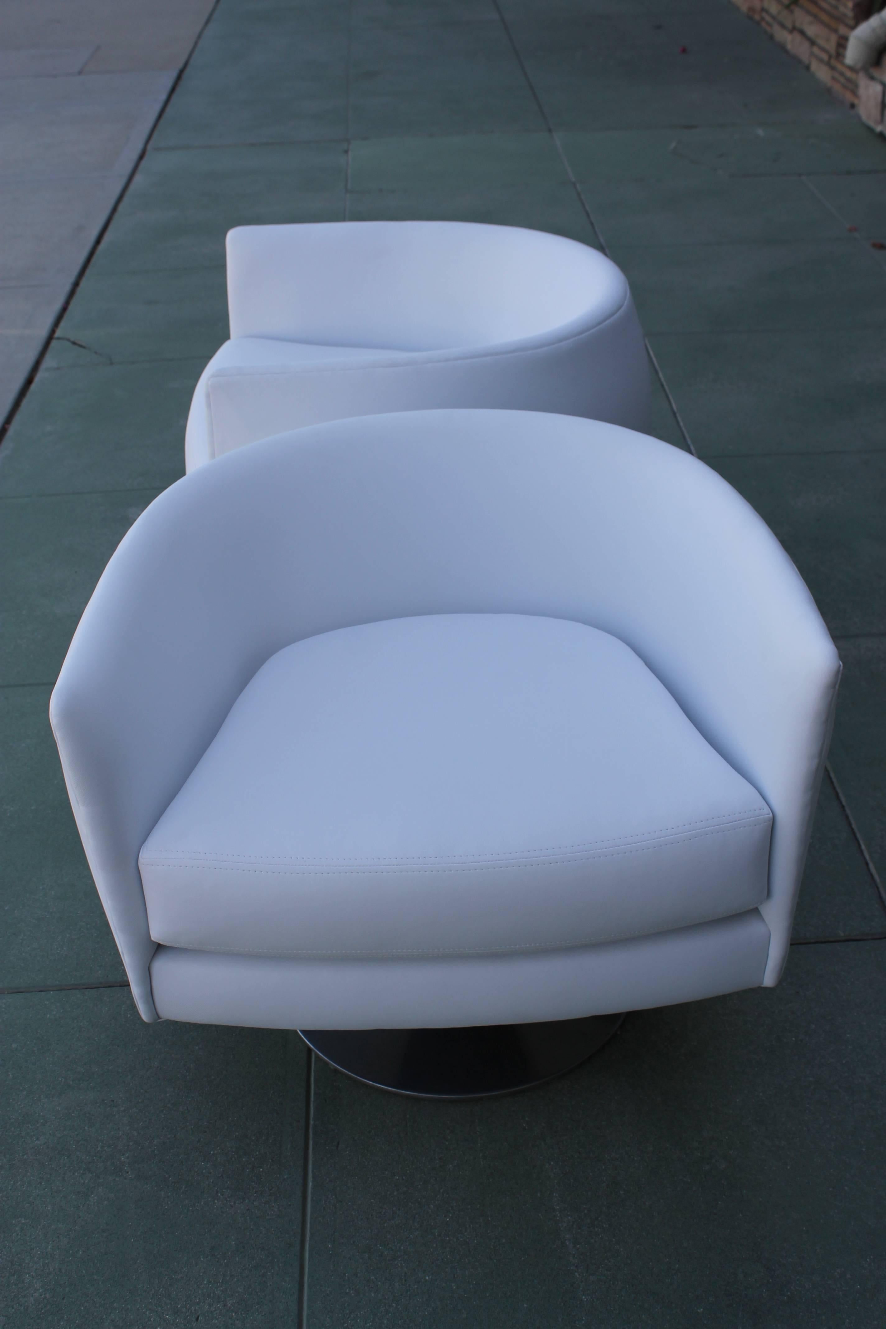 Mid-20th Century Pair of Lounge Chairs, style of Milo Baughman