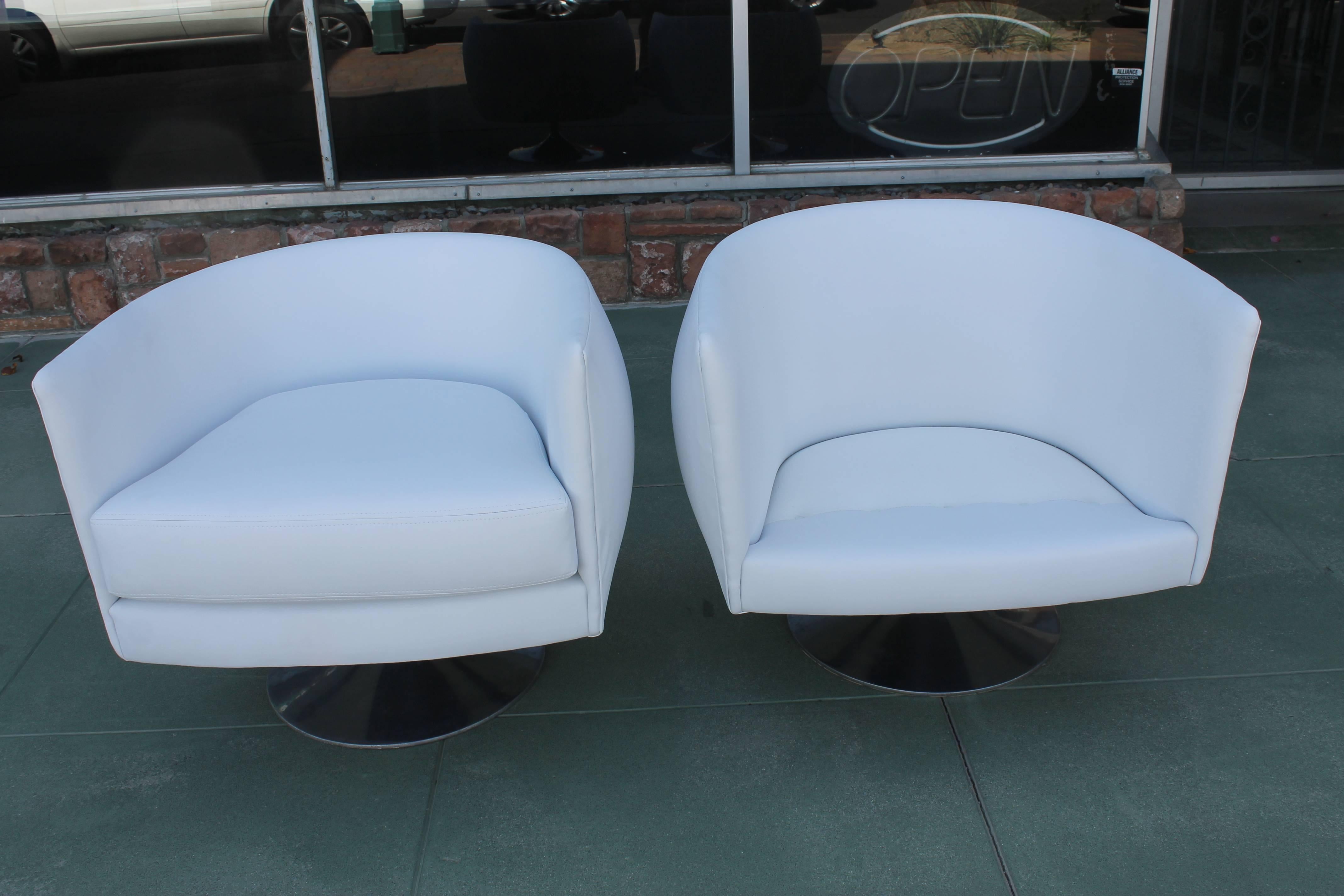 Pair of Lounge Chairs, style of Milo Baughman In Excellent Condition In Palm Springs, CA