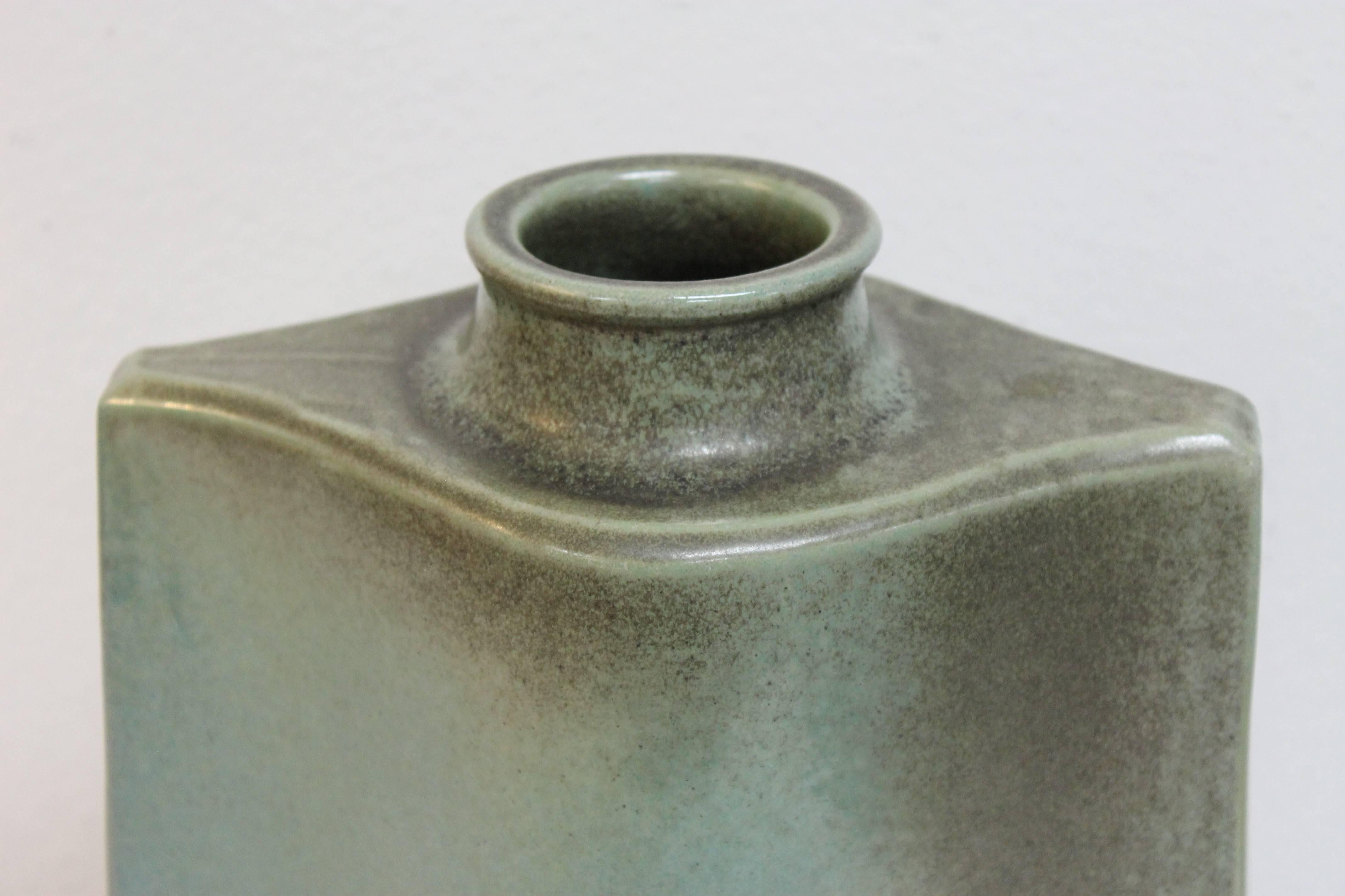 Ceramic vessel by Eric Norstad (1924-2013) measuring 9