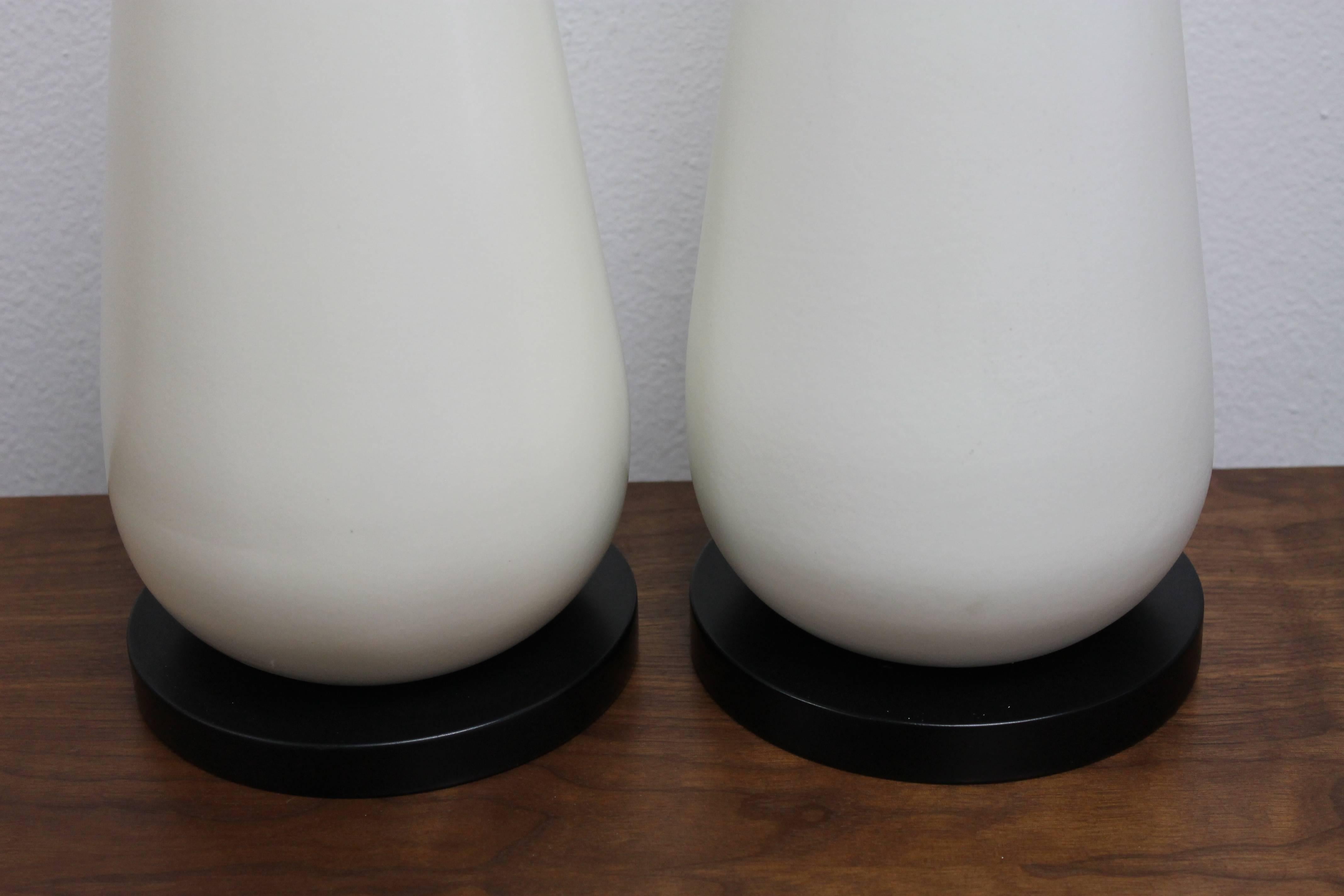 Pair of White Ceramic or Brass Lamps In Excellent Condition In Palm Springs, CA