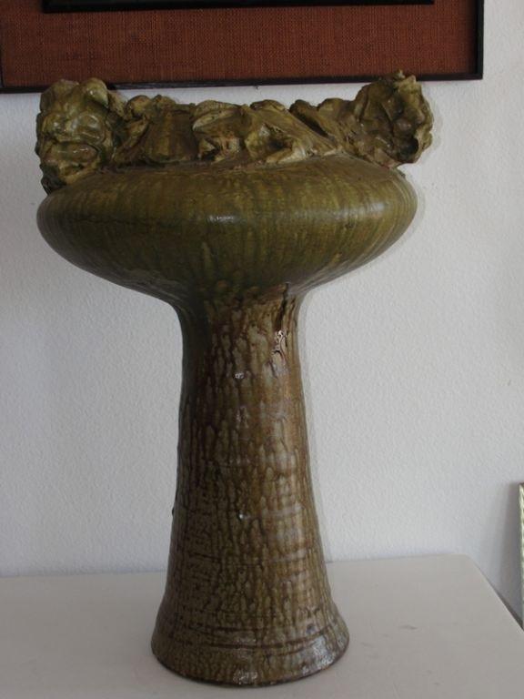 Monumental vase bulbeux en céramique avec des verts et des jaunes partout. La cuve mesure 13