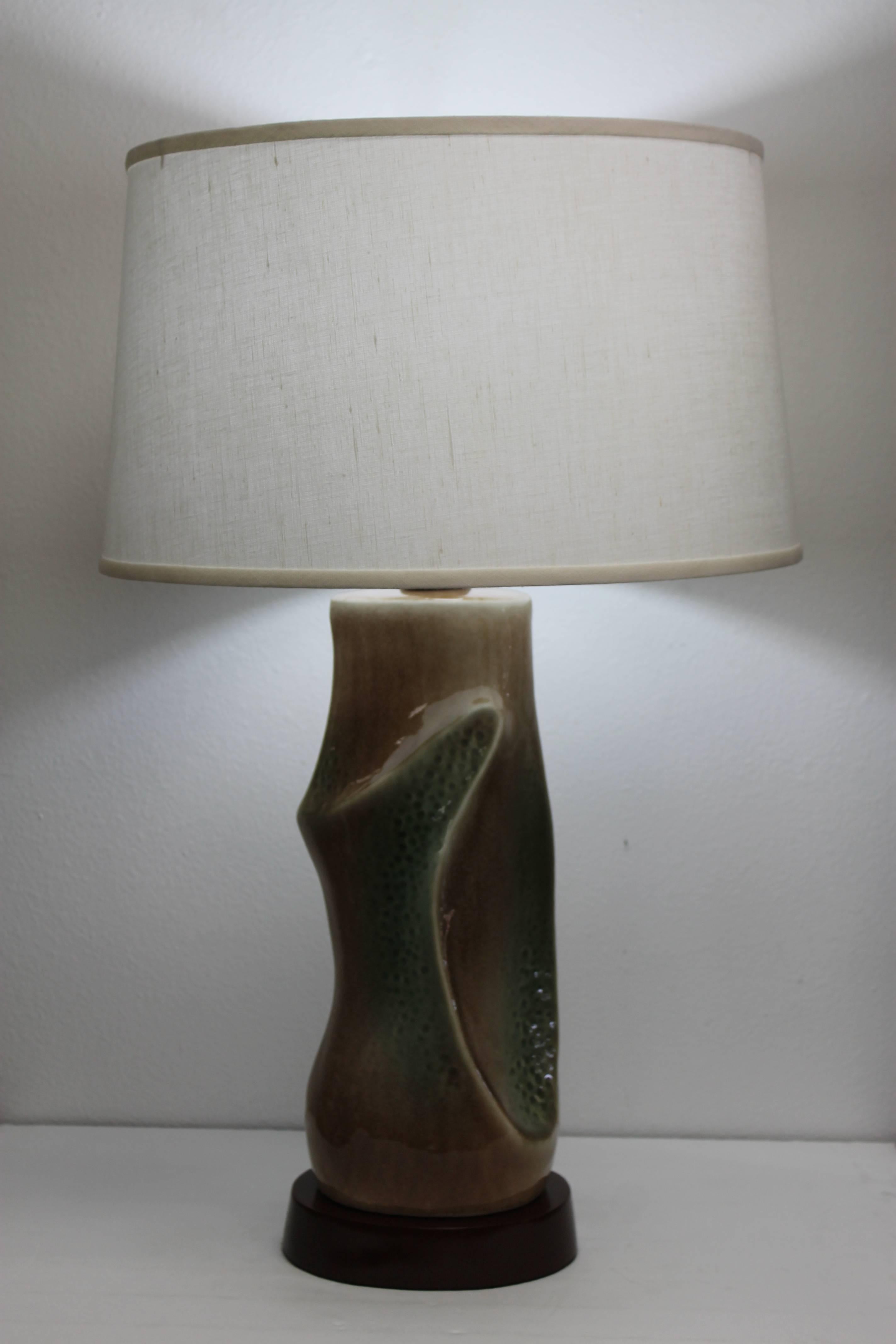 Paire de lampes en céramique avec différentes nuances de verts et de bruns. Rappelle les lampes de Marianna von Allesch. La partie en céramique mesure 17