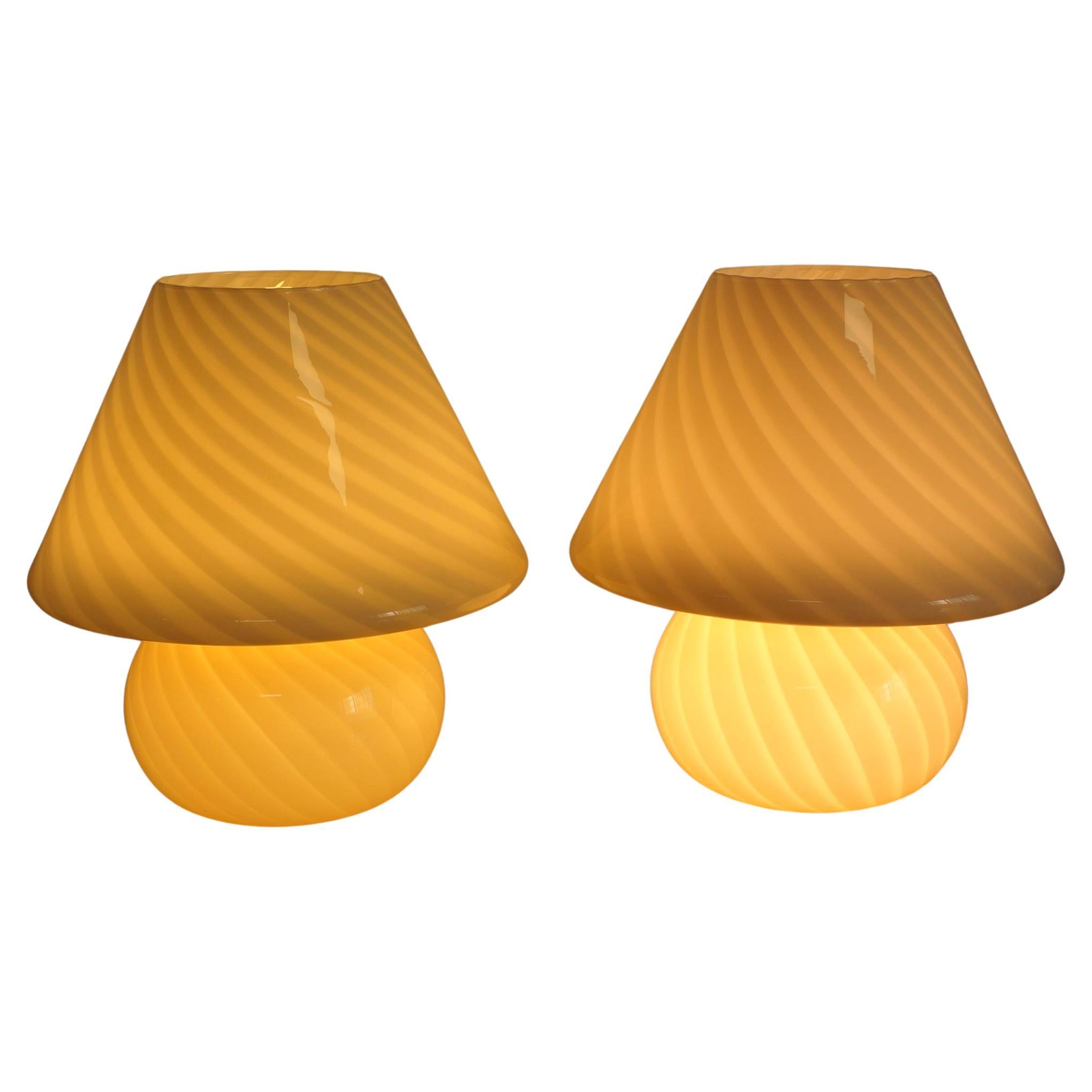 Paire de lampes champignons extra-larges de Murano, de couleur crème, réalisées selon la technique du tourbillon. Le verre d'art de Murano est considéré comme l'un des verres d'art les plus travaillés au monde et il est fabriqué avec un niveau de
