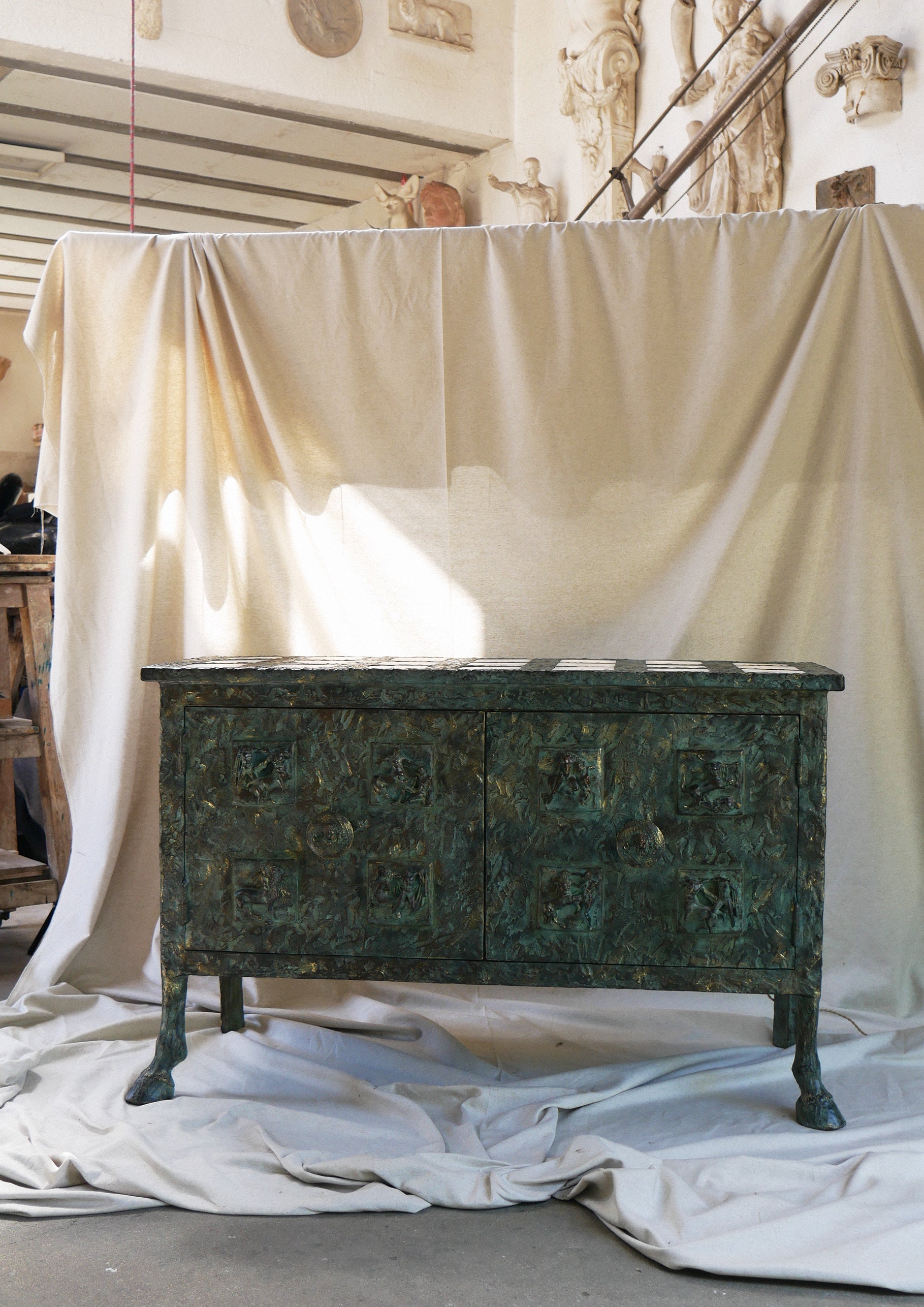 Renowned for his sculptural artistry, Patrick Laroche (Meilleur Ouvrier de France) has embarked on a new creative journey: merging functionality with artistic expression. Drawing inspiration from his early archaeological experiences and a deep