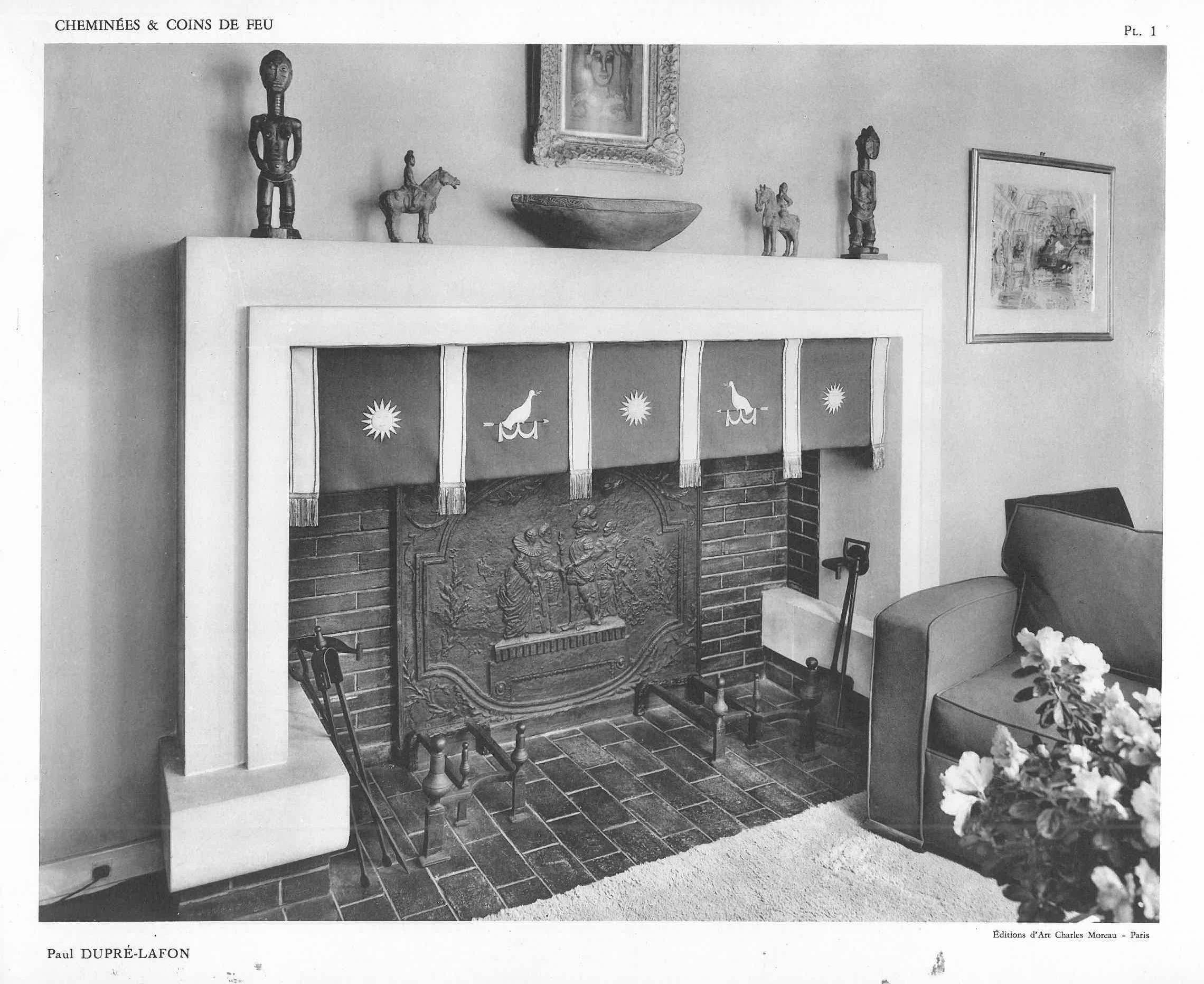 Jean Royere, l'un des principaux designers de meubles français du milieu du XXe siècle, a rassemblé et édité cette collection de modèles de cheminées et de foyers des années 1940. Les créateurs présentés sont Paul Dupre-Lafon (5), Suzanne