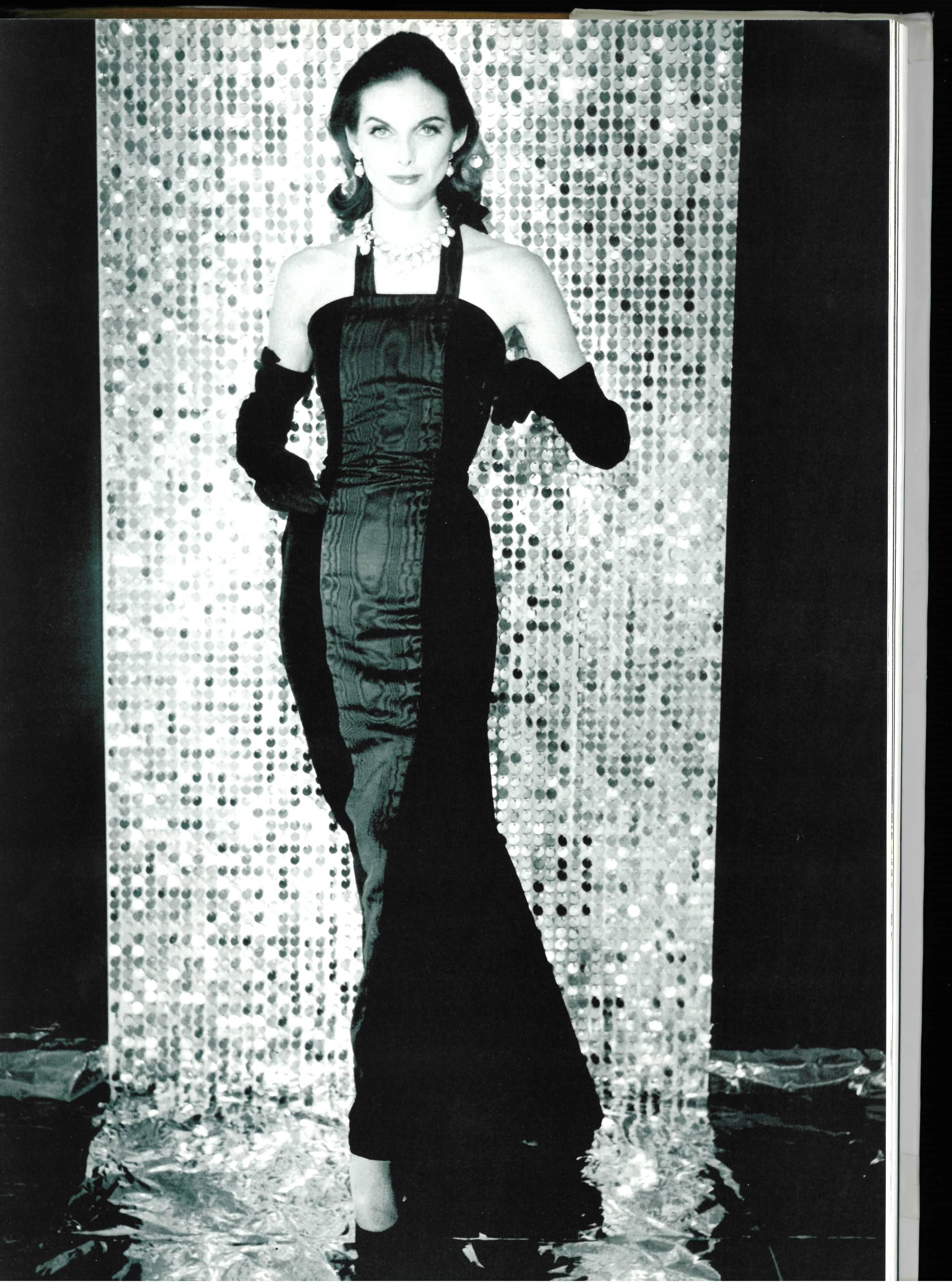 Ce livre a été publié en 1991 à l'occasion d'une exposition qui marquait les 40 ans d'activité d'Hubert de Givenchy dans la mode. Il se divise en trois parties : un portrait de Givenchy, couturier, amateur d'art et parfois décorateur d'intérieur,