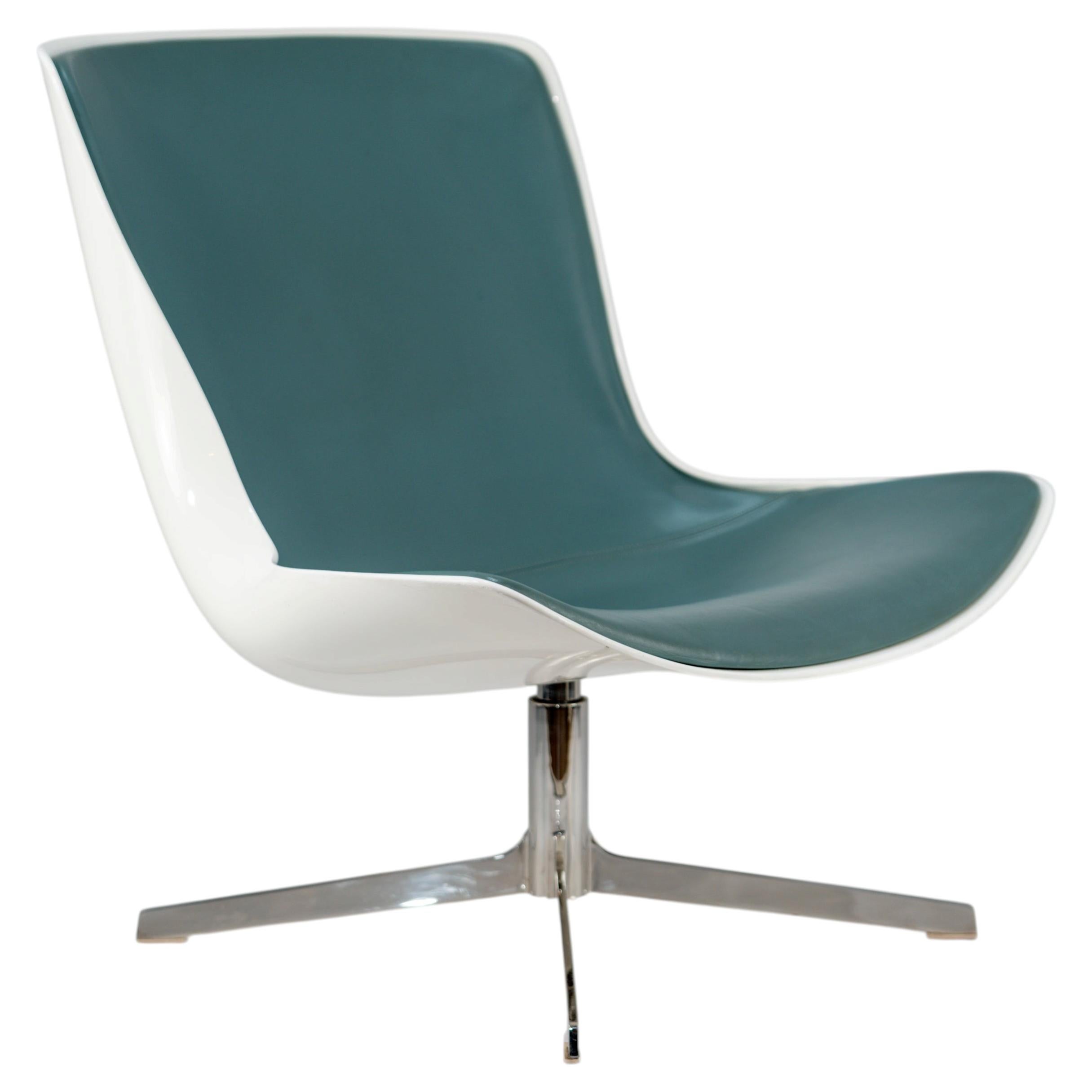 Monica Förster para Bernhardt Silla giratoria Vika de cuero azul y esmalte blanco