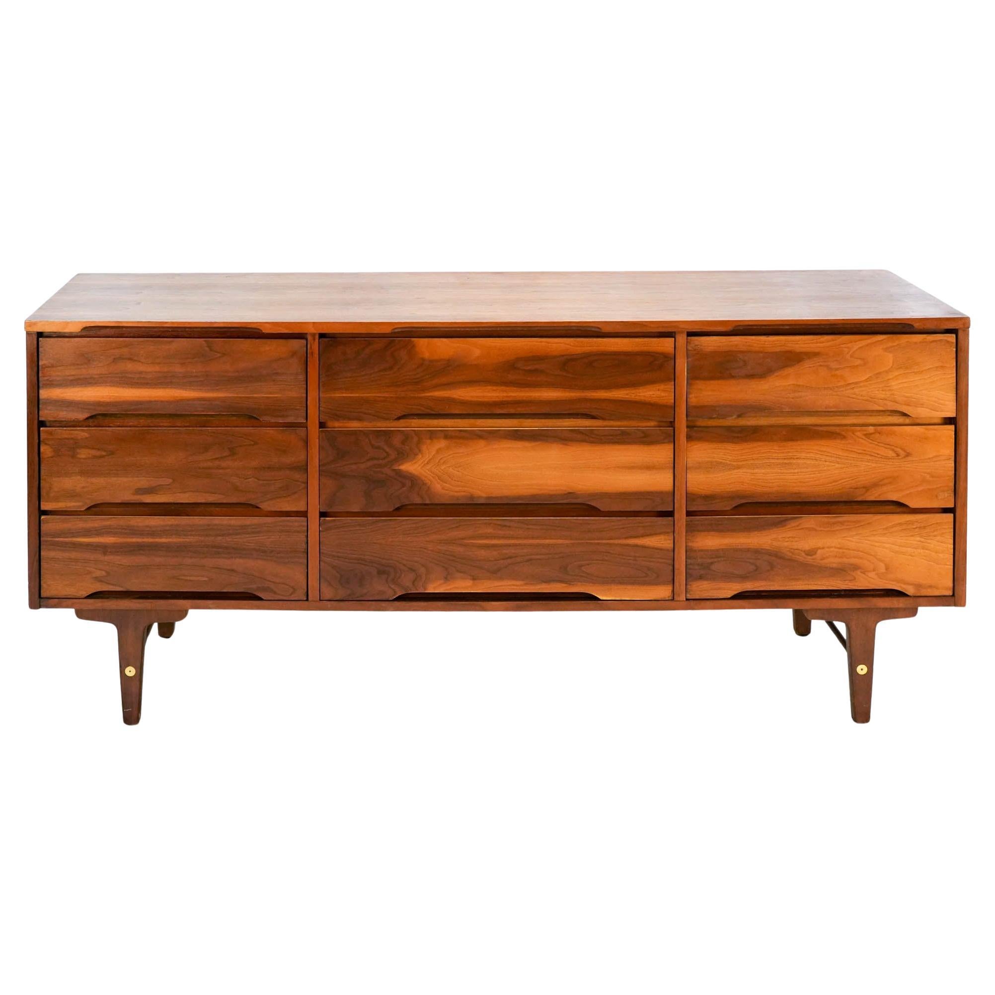 Distinctive Furniture by Stanley vintage 9 drawer Lowboy