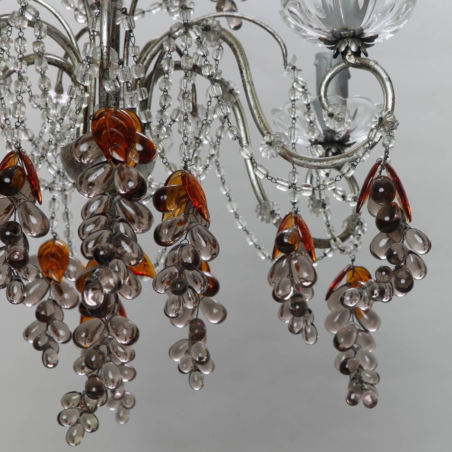 Sechs-Licht-Kronleuchter mit Kristallperlen und Glastrauben (20. Jahrhundert) im Angebot