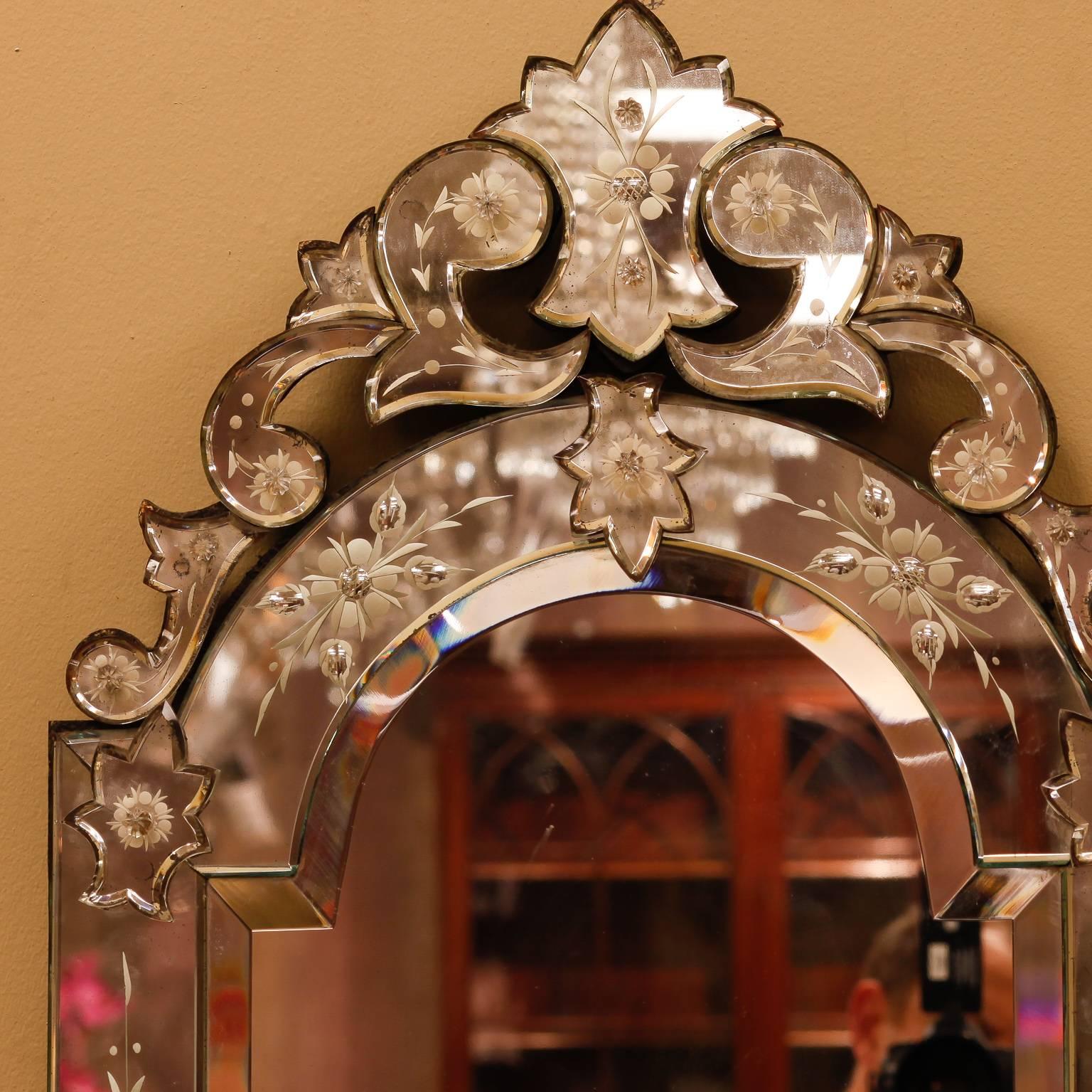 Medium Size Venetian Mirror with Crest In Good Condition In Troy, MI