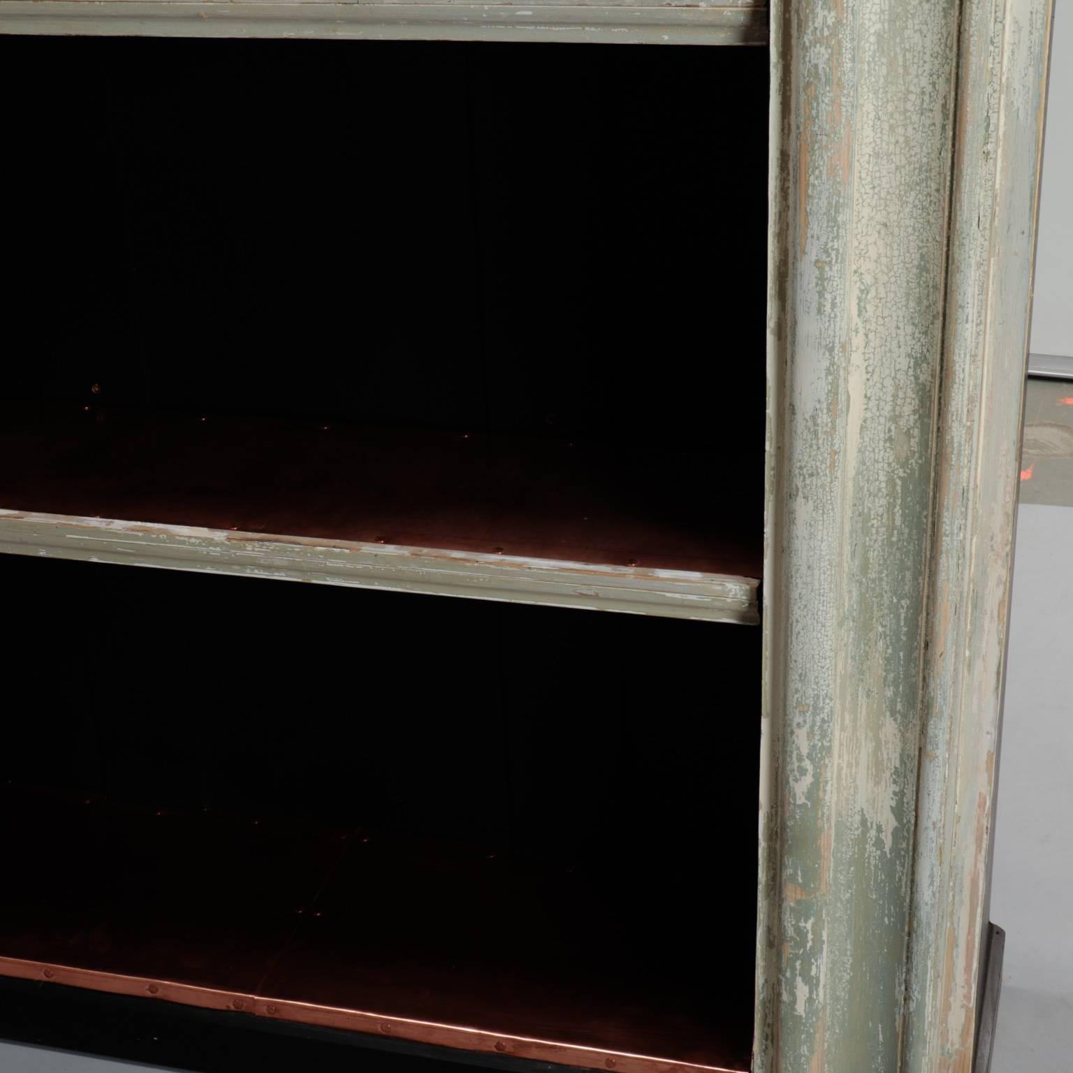 Bibliothèque avec cadre de porte et étagères doublées de cuivre du 19ème siècle Bon état - En vente à Troy, MI