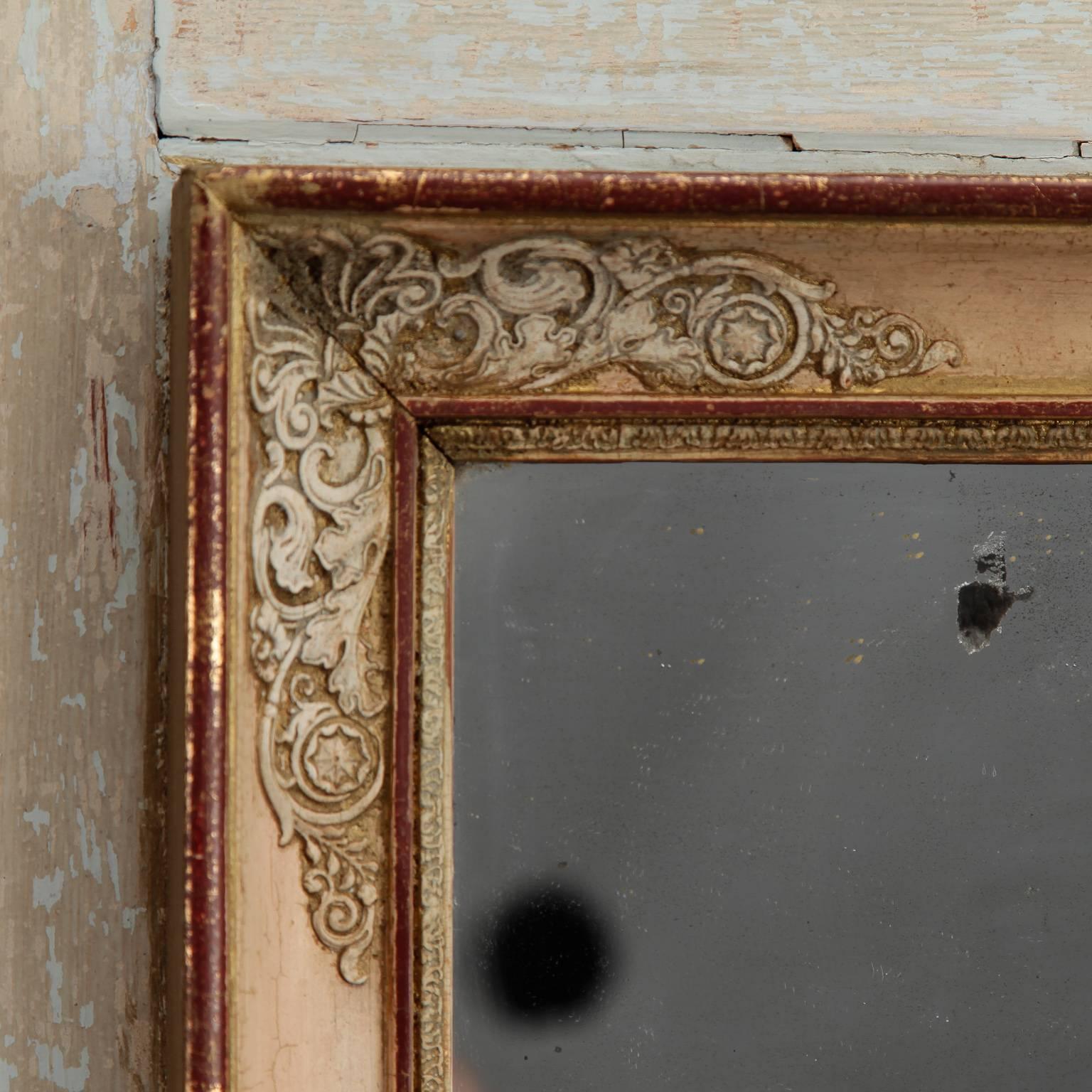 Spiegel im Trumeau-Stil, gefunden in Italien, ca. 1920er Jahre. Klassische Figuren in Relief auf der Oberseite antik-weiß lackiert mit vergoldeten Akzenten an den Rändern.  Tatsächliche Größe des Spiegels:  40.25