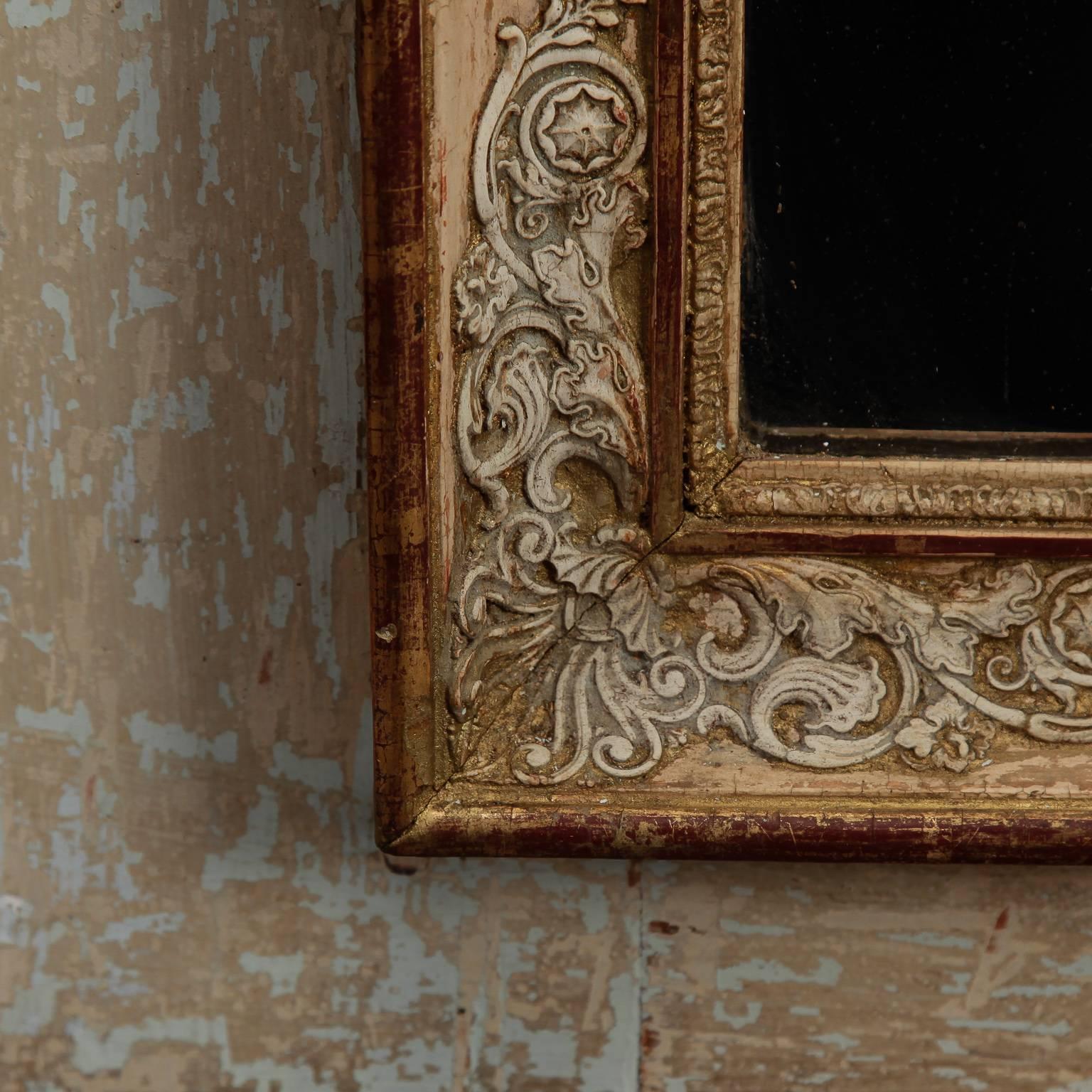 Trumeau-Spiegel mit antikem Weiß und vergoldetem Finish, um 1920 im Zustand „Gut“ im Angebot in Troy, MI