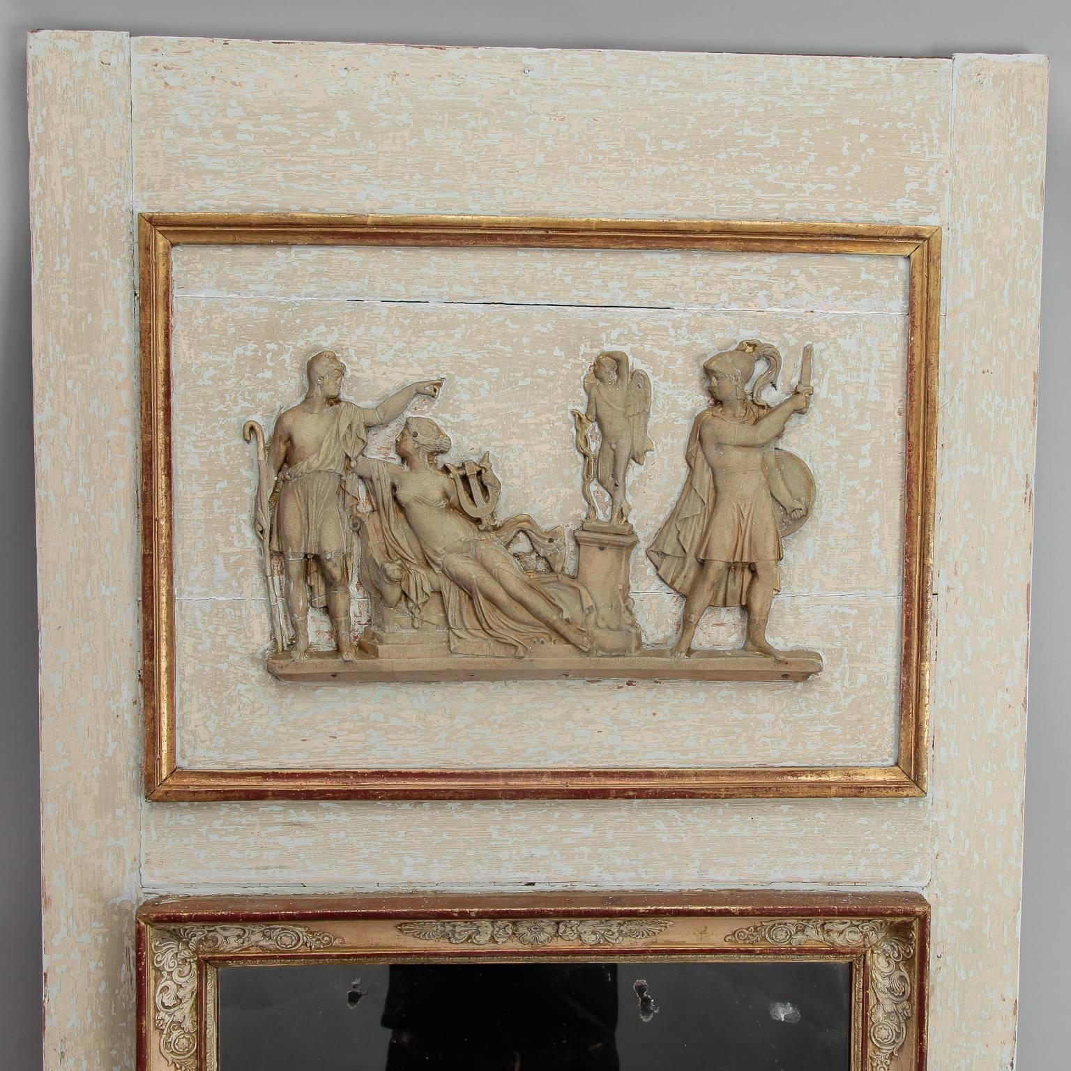 Trumeau-Spiegel mit antikem Weiß und vergoldetem Finish, um 1920 (20. Jahrhundert) im Angebot