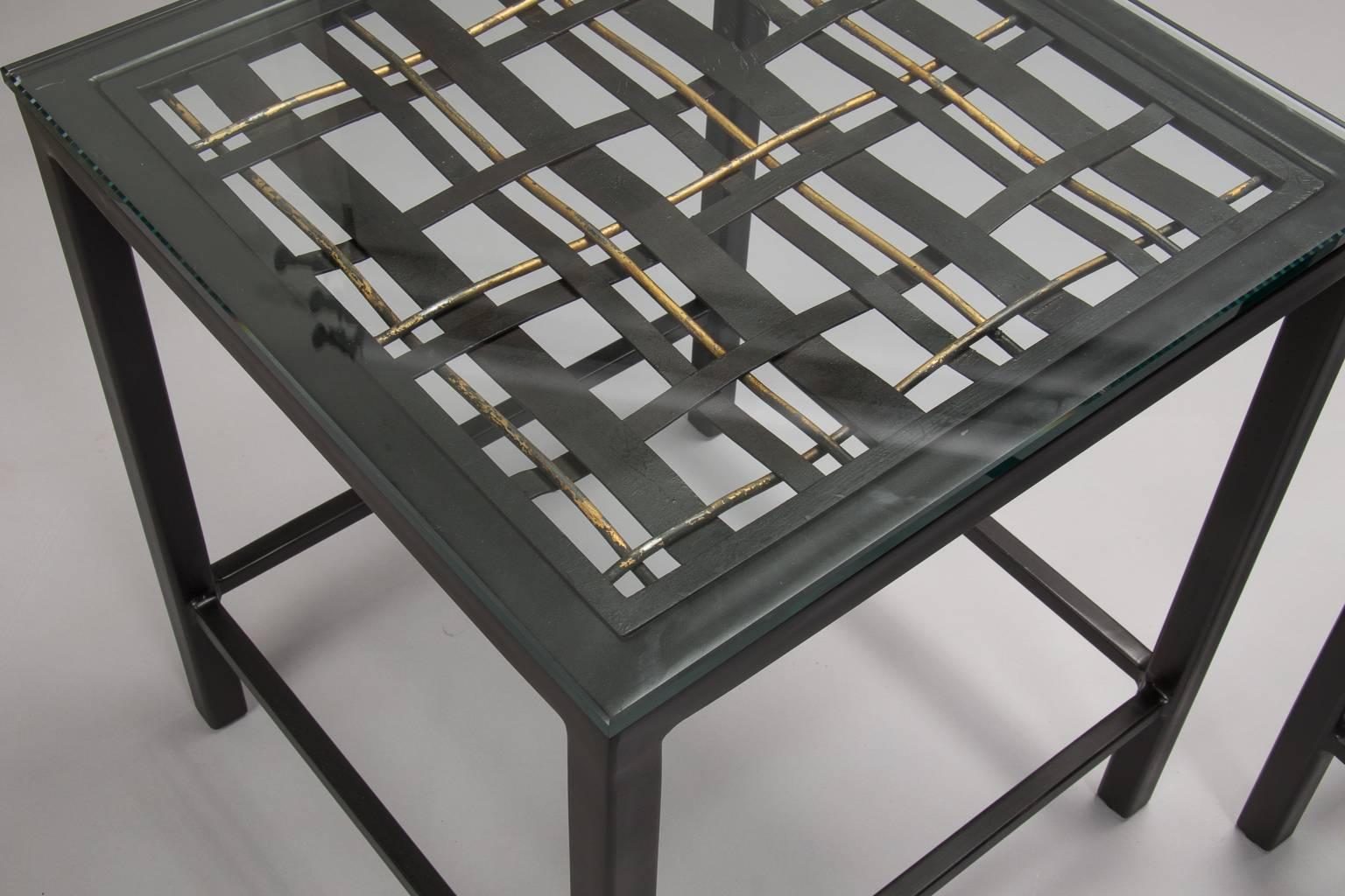 Mid-Century Modern Paire de tables d'extrémité sur mesure fabriquées avec une grille en métal français en vente