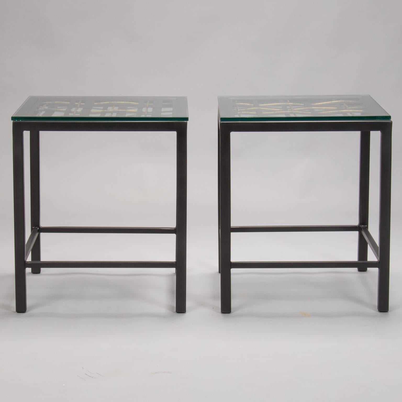20ième siècle Paire de tables d'extrémité sur mesure fabriquées avec une grille en métal français en vente