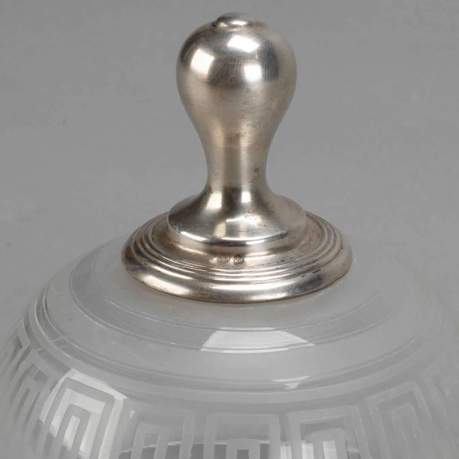 Geätzter, gewölbter Glasteller mit griechischer Schlüsseleinfassung und Sterling-Knopf (Radiert) im Angebot