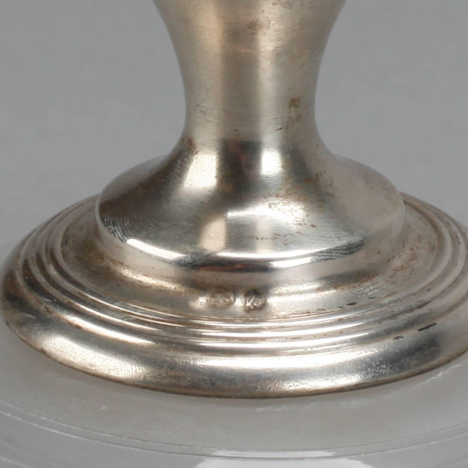 Geätzter, gewölbter Glasteller mit griechischer Schlüsseleinfassung und Sterling-Knopf (Europäisch) im Angebot