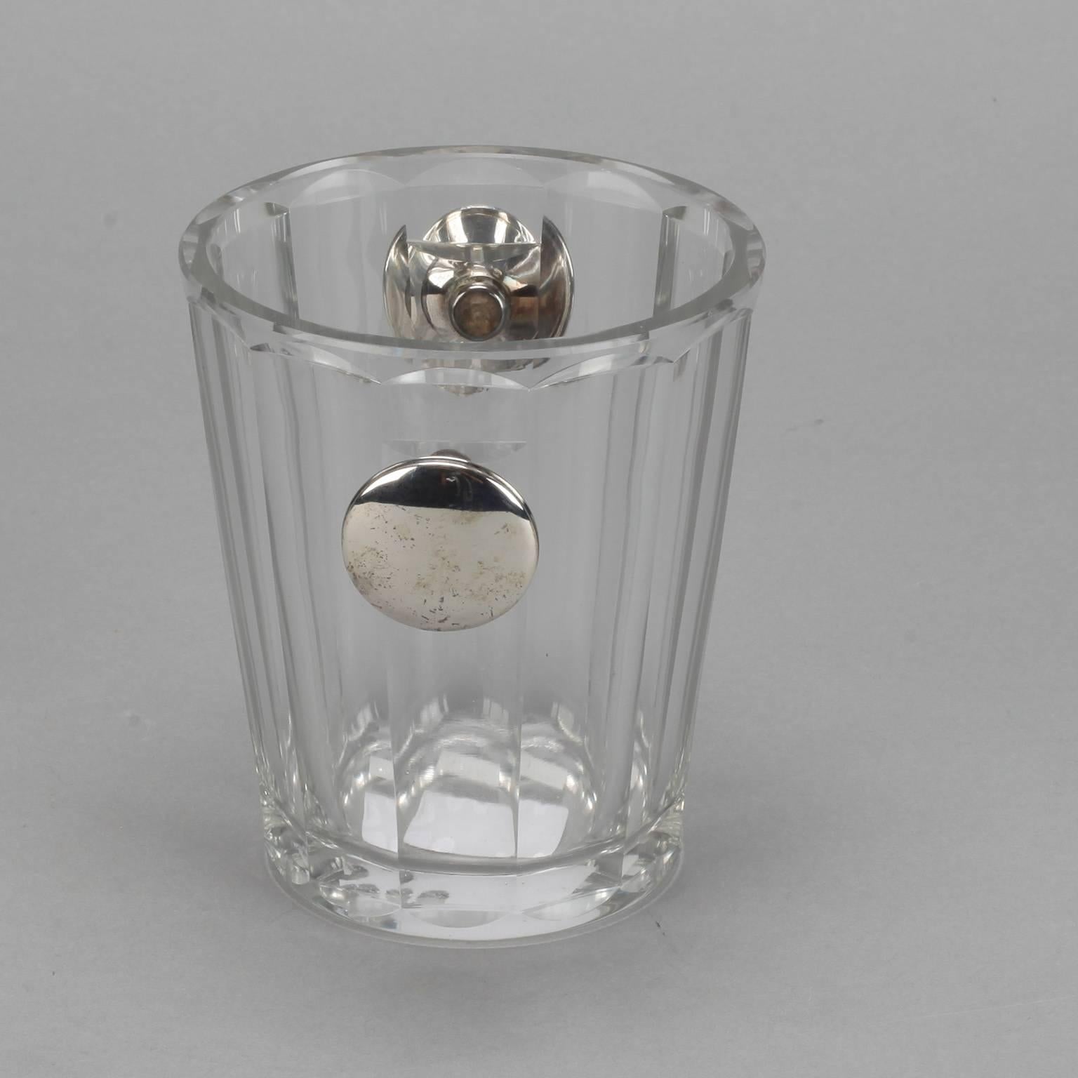 French Art Deco era small clear crystal ice bucket with ribbed surface and silver plate handles, circa 1930s. 

 