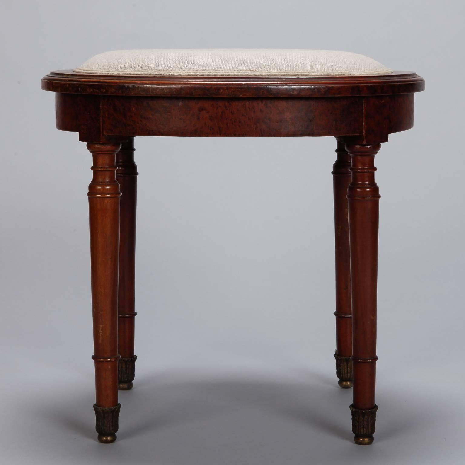 Round English Burr Walnut Stool In Excellent Condition In Troy, MI