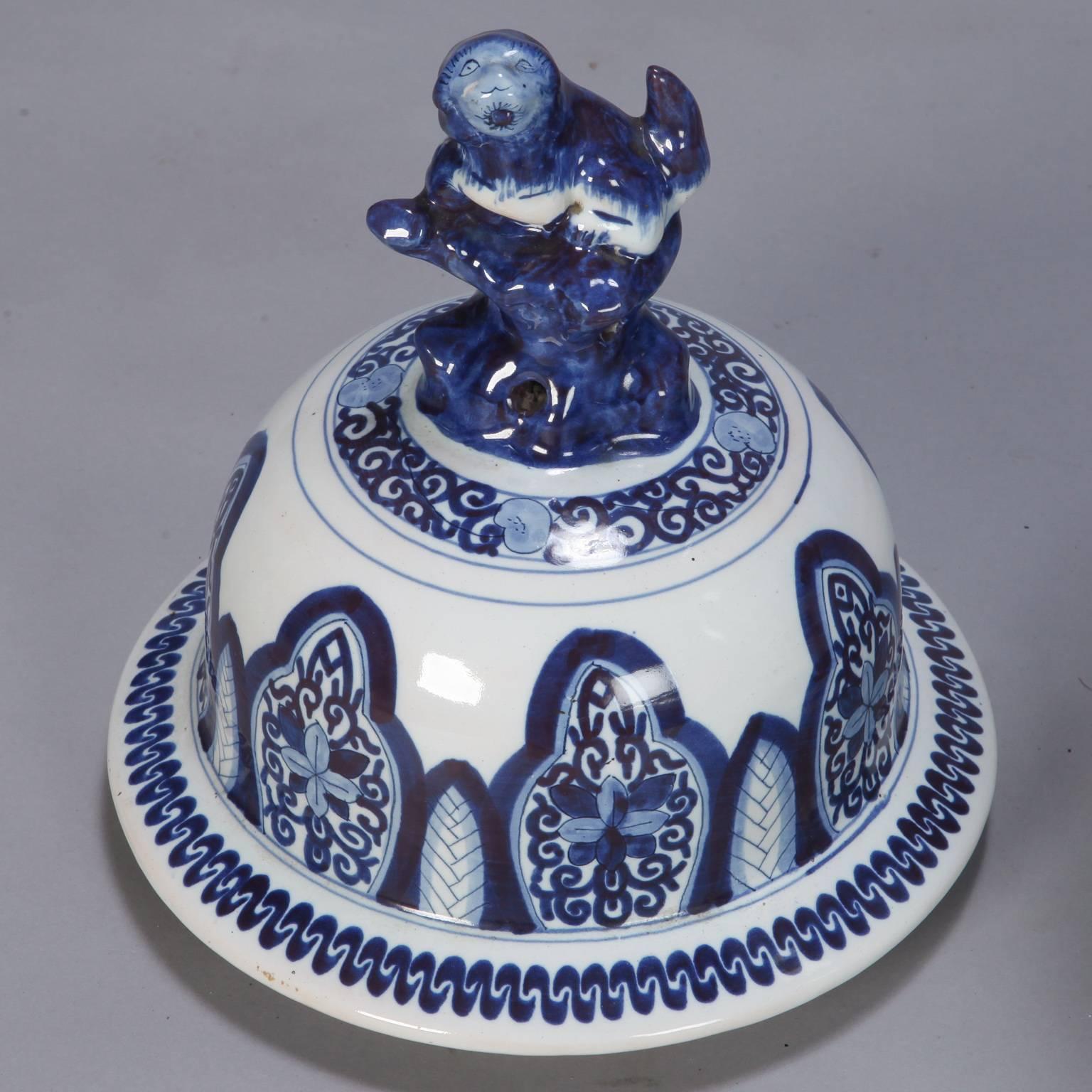 Early 20th Century Blue and White Dutch Chinoiserie Urn or Vase with Foo Dog Lid In Excellent Condition In Troy, MI