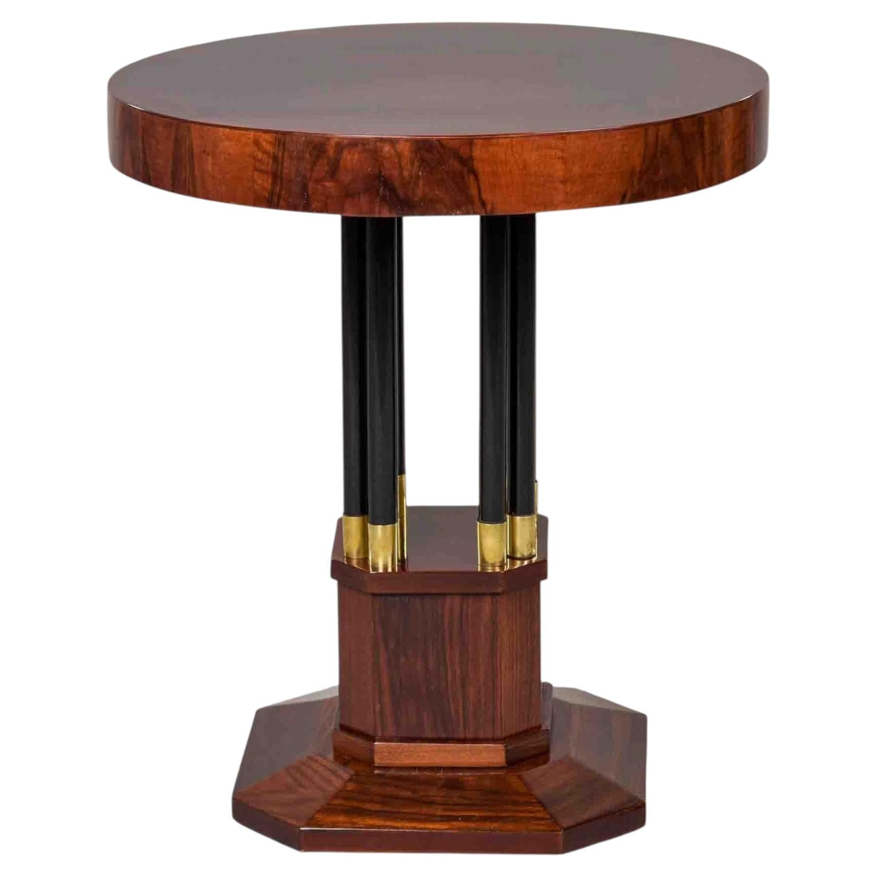 Tavolino Art Déco in mogano con base a colonna ebanizzata e finiture in ottone in vendita