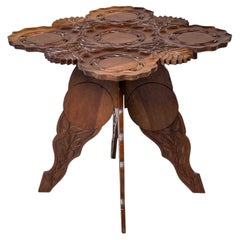 Petite table en noyer sculpté, vers les années 1920