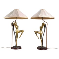 Paire de lampes de style Art déco français représentant des jeunes filles nues, avec abat-jours en soie d'origine
