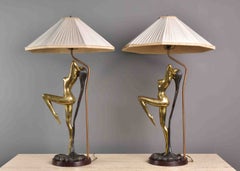 Paire de lampes de style Art déco français représentant des jeunes filles nues, avec abat-jours en soie d'origine