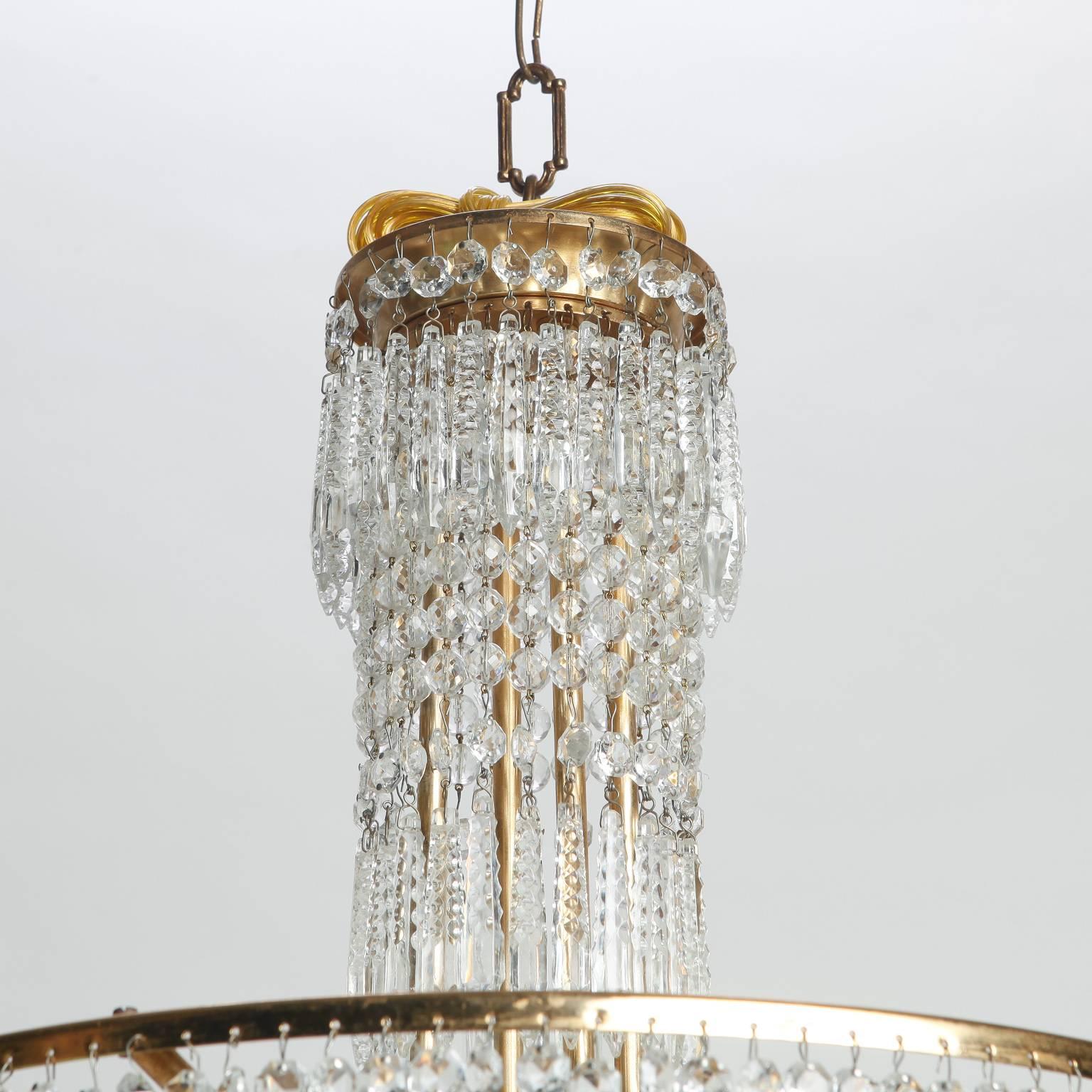 French Hand-Cut Crystal and Brass Chandelier In Excellent Condition For Sale In Troy, MI