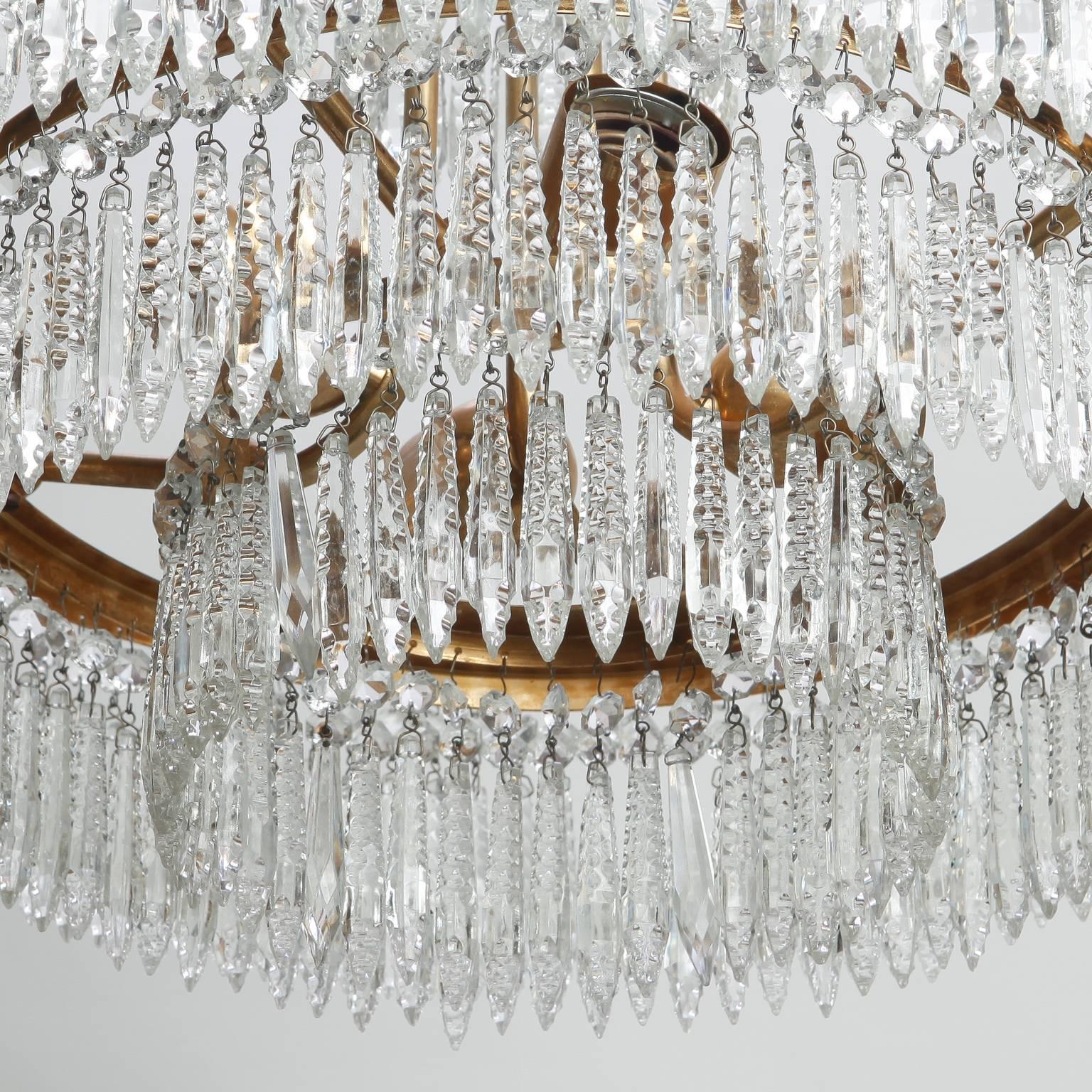 French Hand-Cut Crystal and Brass Chandelier For Sale 1