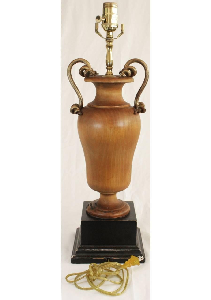 Néoclassique Lampe urne en bois par Palladio en vente