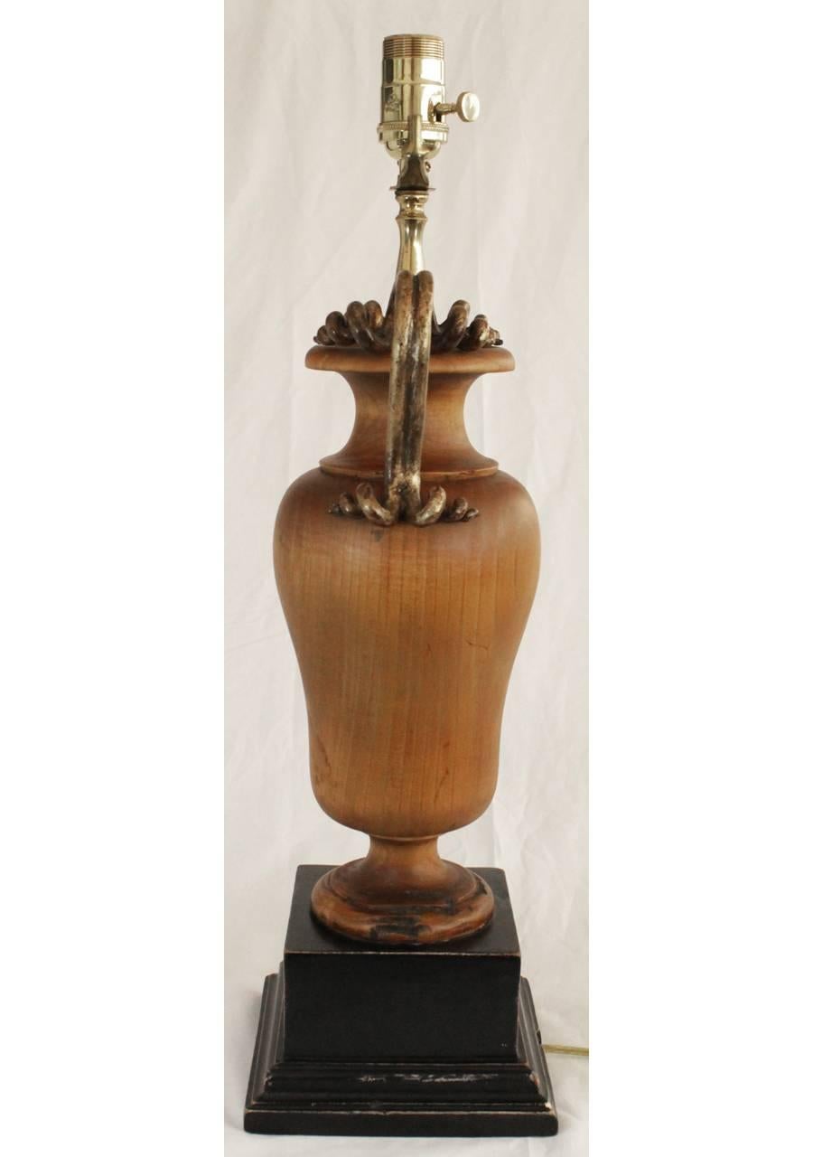 italien Lampe urne en bois par Palladio en vente