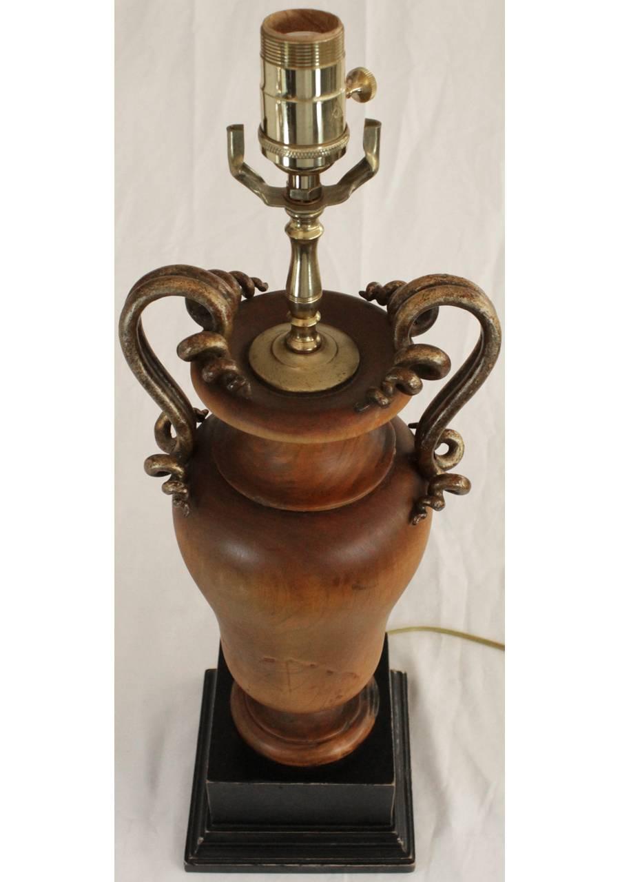 Tourné Lampe urne en bois par Palladio en vente