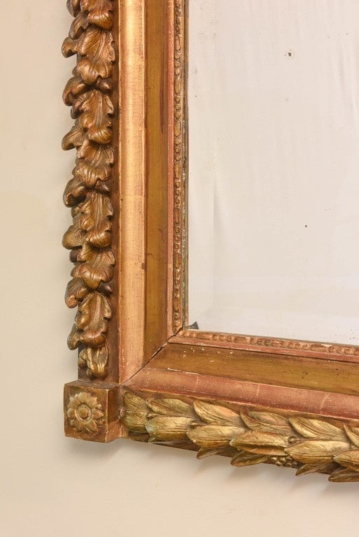 Louis XVI Grand miroir dans un cadre en bois doré sculpté et feuillagé, français, 19ème siècle en vente