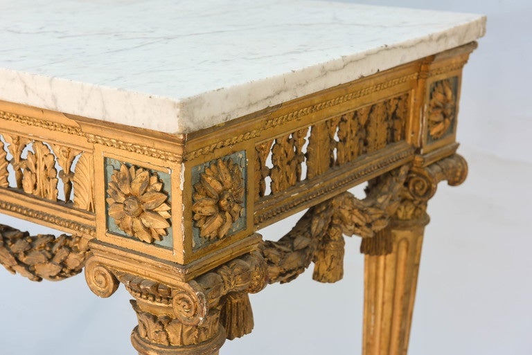 Konsole aus vergoldetem Holz mit Carrara-Marmorplatte aus dem 18. Jahrhundert (Französisch) im Angebot