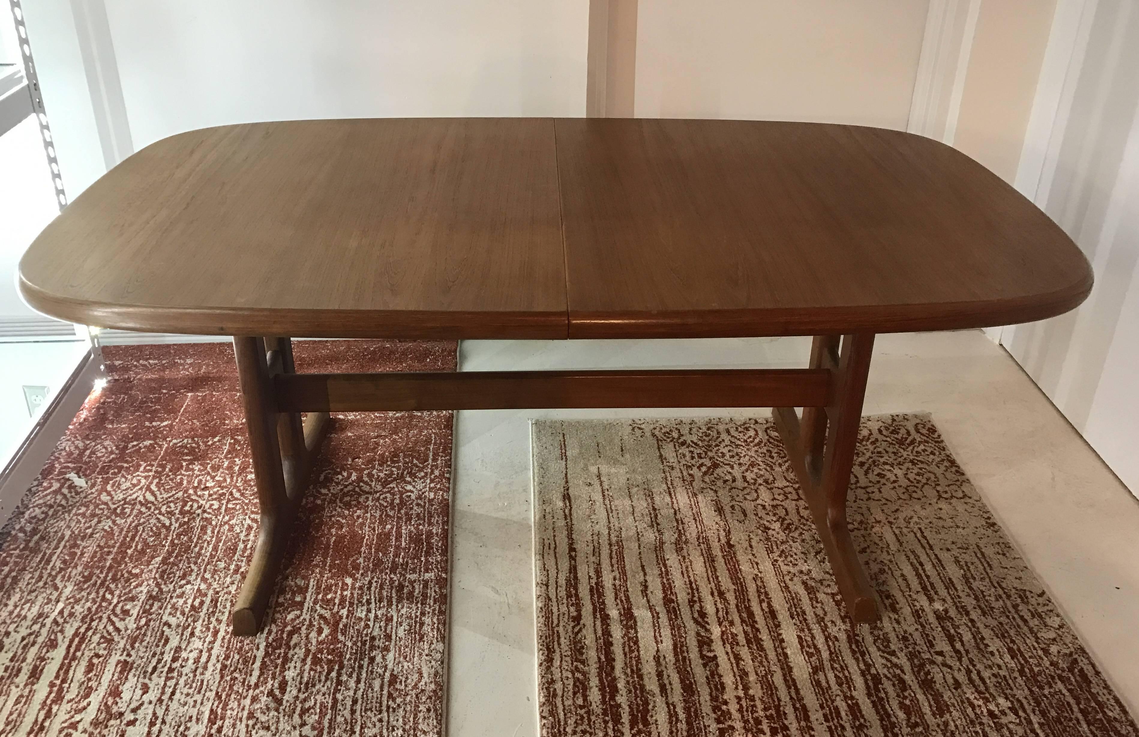 Mid-Century Danish Teak Extendable Dining Table and Six Chairs In Good Condition In Miami, FL
