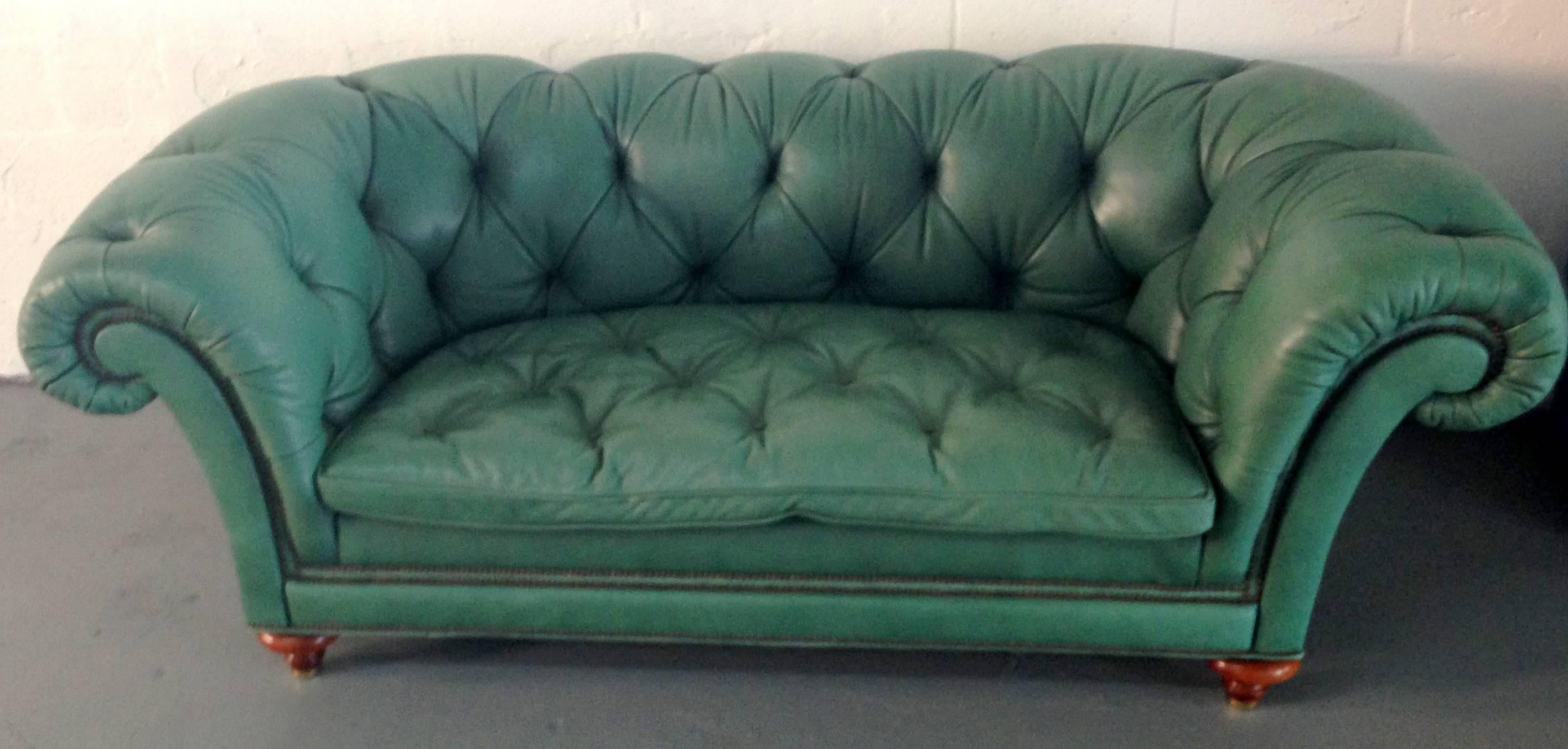 English Green Vintage Leather Chesterfied Sofa In Good Condition In Miami, FL