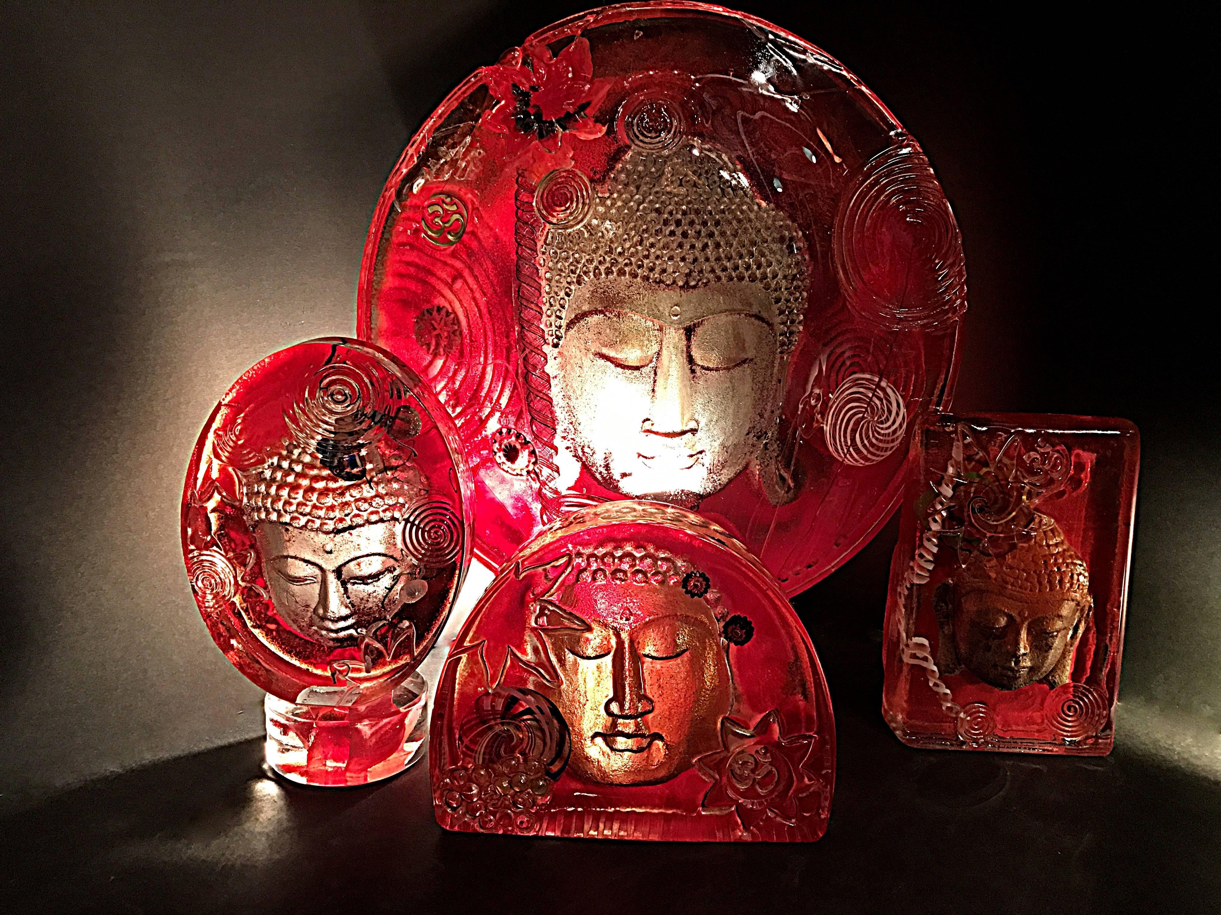 Moderne Sculptures de Bouddha en verre d'art avec inclusions de couleurs en vente