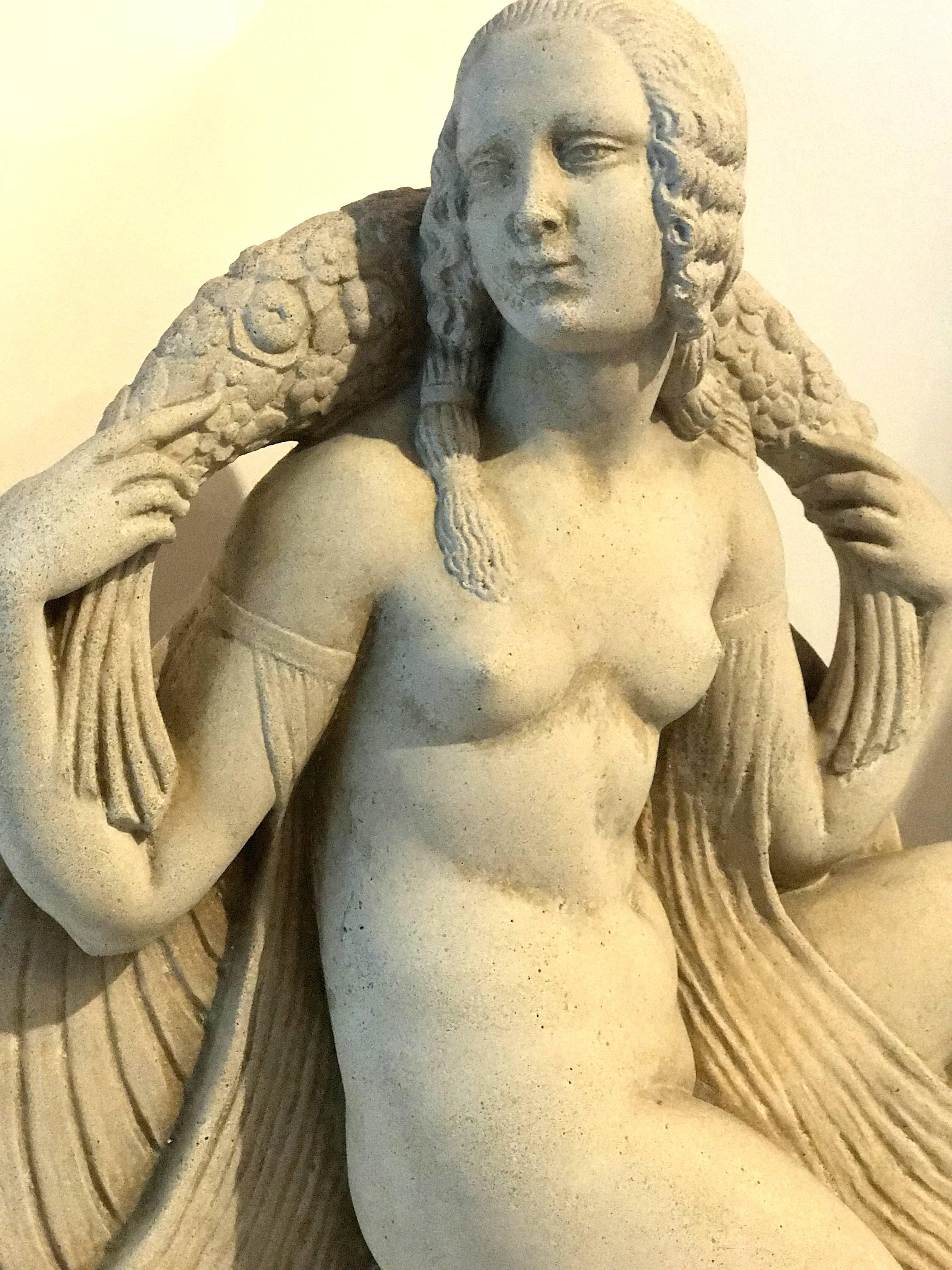 Sculptée dans la pierre, une belle femme nue de style Art déco français avec des détails floraux et des drapés en tissu, signée Joe Descomps, datée sous la base, 11-6-26, 11 juin 1926.