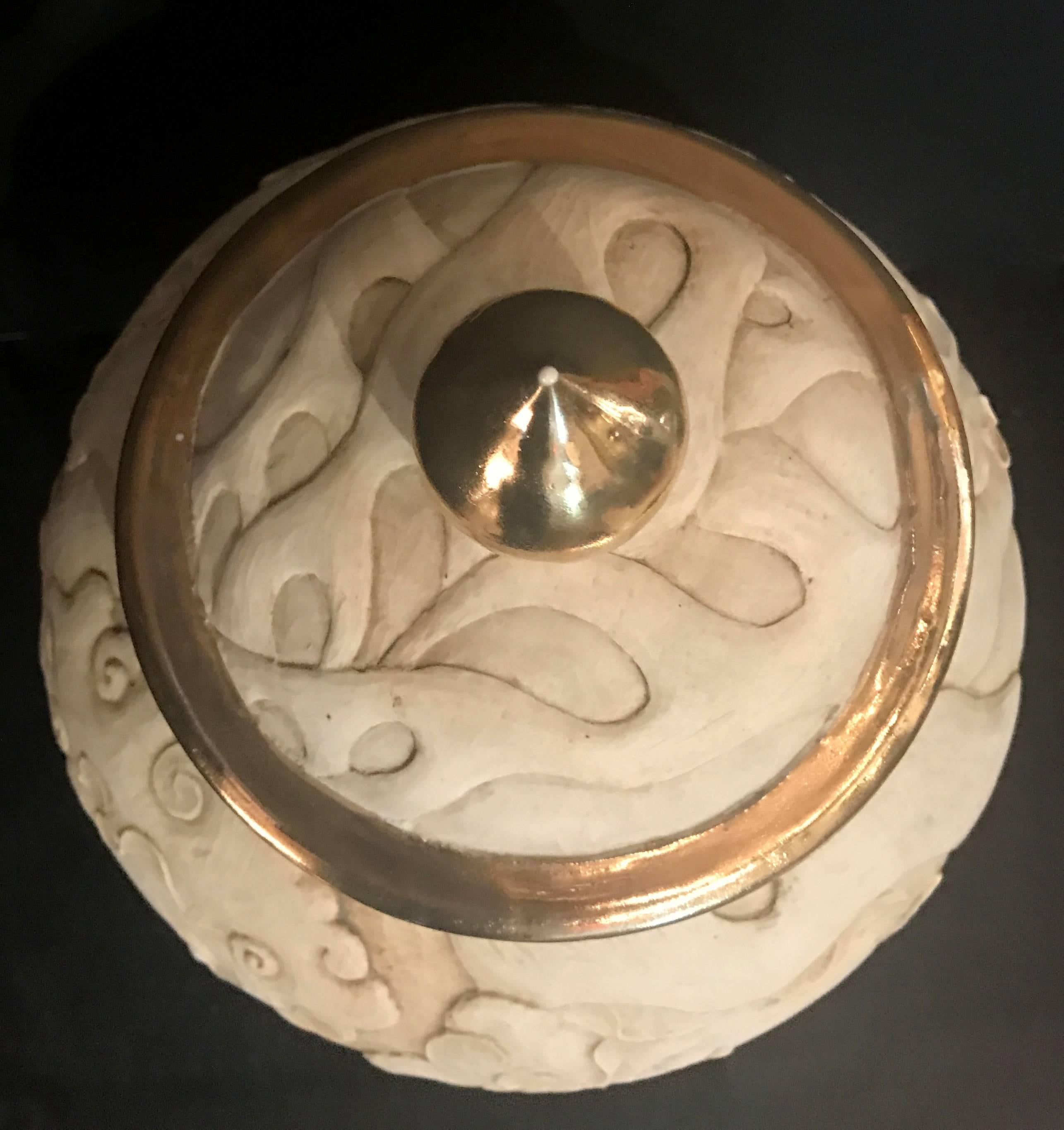 Français Rare urne sculptée en porcelaine biscuit de style Art déco français en vente