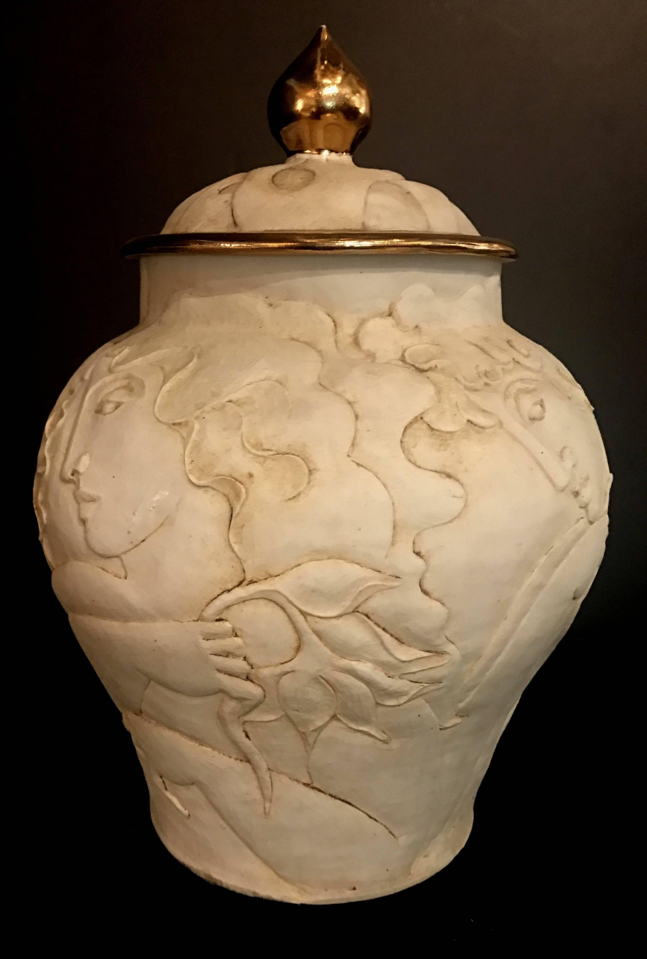 Rare urne sculptée en porcelaine biscuit de style Art déco français en vente 2